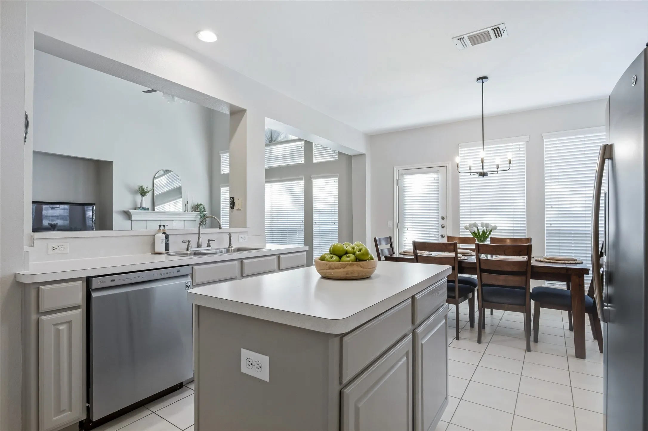 Single Family Residence For Sale in Collin County , 8612 Falcon Crest Drive, Mc Kinney, Texas 75072, 4 Bedroom, 3 Bathroom, 3 Garage spaces, 2,450 Sqft, built in 1999, mls#21286502, Real Estate Agent in Mc Kinney, Homes For Sale in Collin county, Homes For Sale in Mc Kinney, Realtor in Mc Kinney Texas, Real Estate Brokerage Independent Realty Texas, Luminita Cordes Realtor