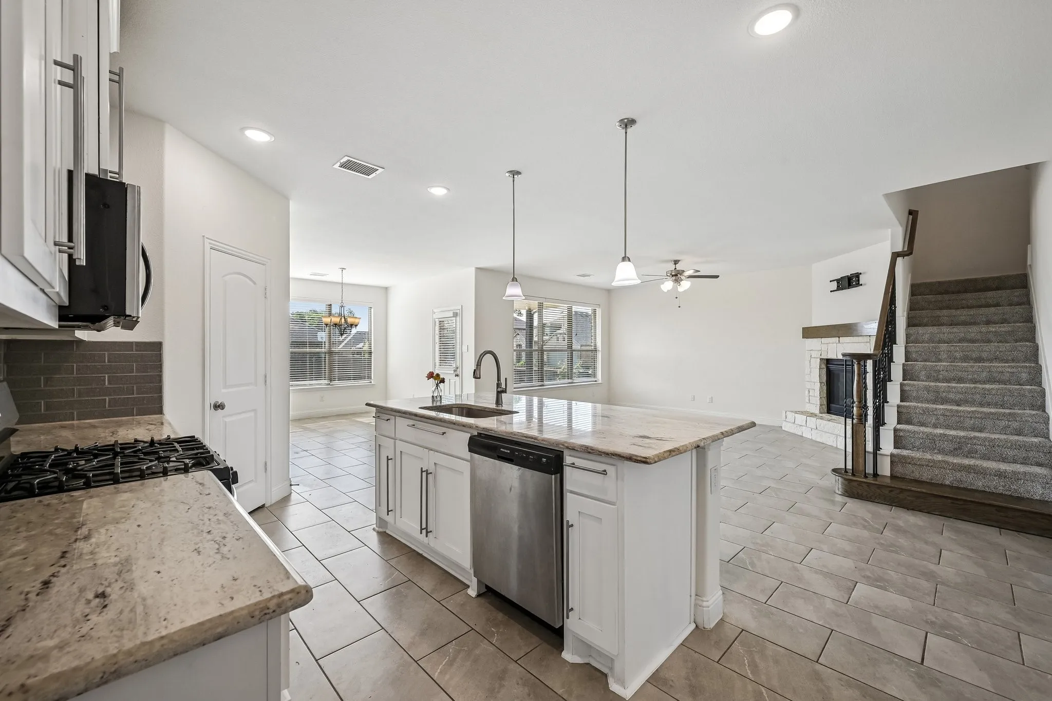 Single Family Residence For Sale in Collin County , 4002 Morning Dove Drive, Melissa, Texas 75454, 4 Bedroom, 4 Bathroom, 2 Garage spaces, 2,544 Sqft, built in 2021, mls#21287175, Real Estate Agent in Melissa, Homes For Sale in Collin county, Homes For Sale in Melissa, Realtor in Melissa Texas, Real Estate Brokerage Independent Realty Texas, Luminita Cordes Realtor