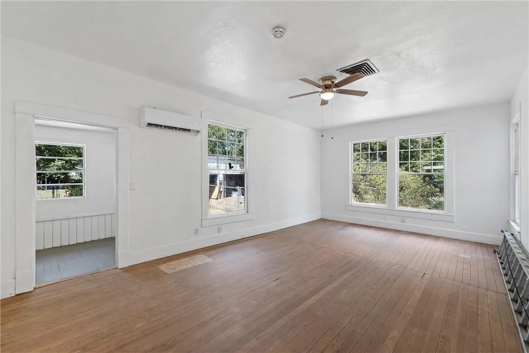 Single Family Residence For Sale in Falls County , 433 Chambers Street, Marlin, Texas 76661, 3 Bedroom, 3 Bathroom, Garage spaces, 2,284 Sqft, built in 0, mls#21287455, Real Estate Agent in Marlin, Homes For Sale in Falls county, Homes For Sale in Marlin, Realtor in Marlin Texas, Real Estate Brokerage Independent Realty Texas, Luminita Cordes Realtor