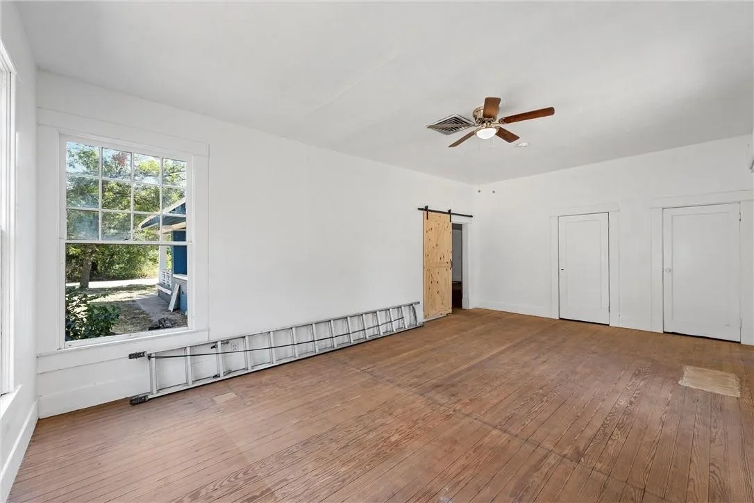 Single Family Residence For Sale in Falls County , 433 Chambers Street, Marlin, Texas 76661, 3 Bedroom, 3 Bathroom, Garage spaces, 2,284 Sqft, built in 0, mls#21287455, Real Estate Agent in Marlin, Homes For Sale in Falls county, Homes For Sale in Marlin, Realtor in Marlin Texas, Real Estate Brokerage Independent Realty Texas, Luminita Cordes Realtor