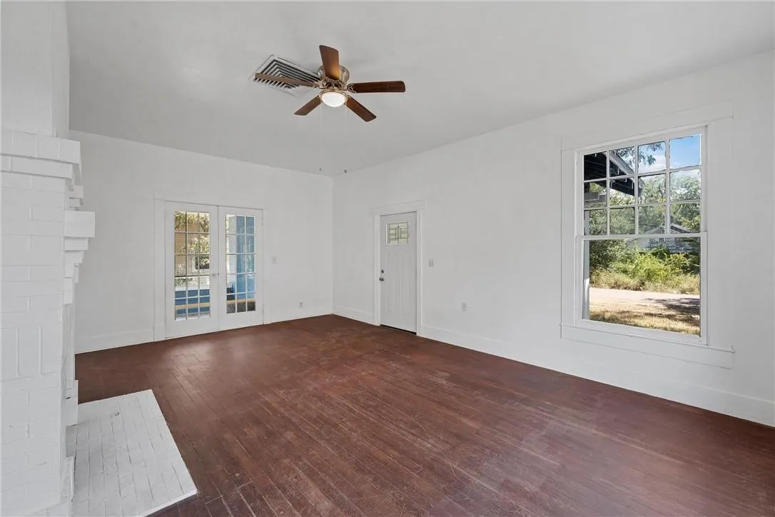 Single Family Residence For Sale in Falls County , 433 Chambers Street, Marlin, Texas 76661, 3 Bedroom, 3 Bathroom, Garage spaces, 2,284 Sqft, built in 0, mls#21287455, Real Estate Agent in Marlin, Homes For Sale in Falls county, Homes For Sale in Marlin, Realtor in Marlin Texas, Real Estate Brokerage Independent Realty Texas, Luminita Cordes Realtor