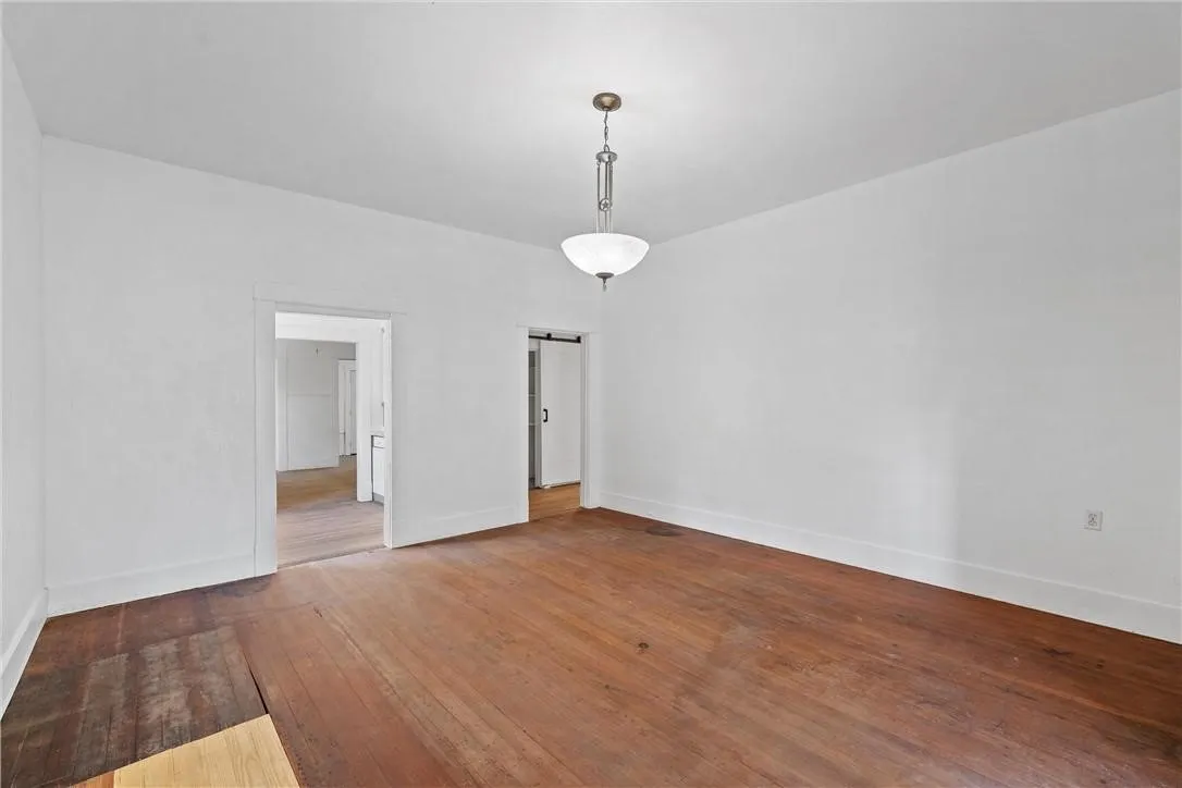Single Family Residence For Sale in Falls County , 433 Chambers Street, Marlin, Texas 76661, 3 Bedroom, 3 Bathroom, Garage spaces, 2,284 Sqft, built in 0, mls#21287455, Real Estate Agent in Marlin, Homes For Sale in Falls county, Homes For Sale in Marlin, Realtor in Marlin Texas, Real Estate Brokerage Independent Realty Texas, Luminita Cordes Realtor