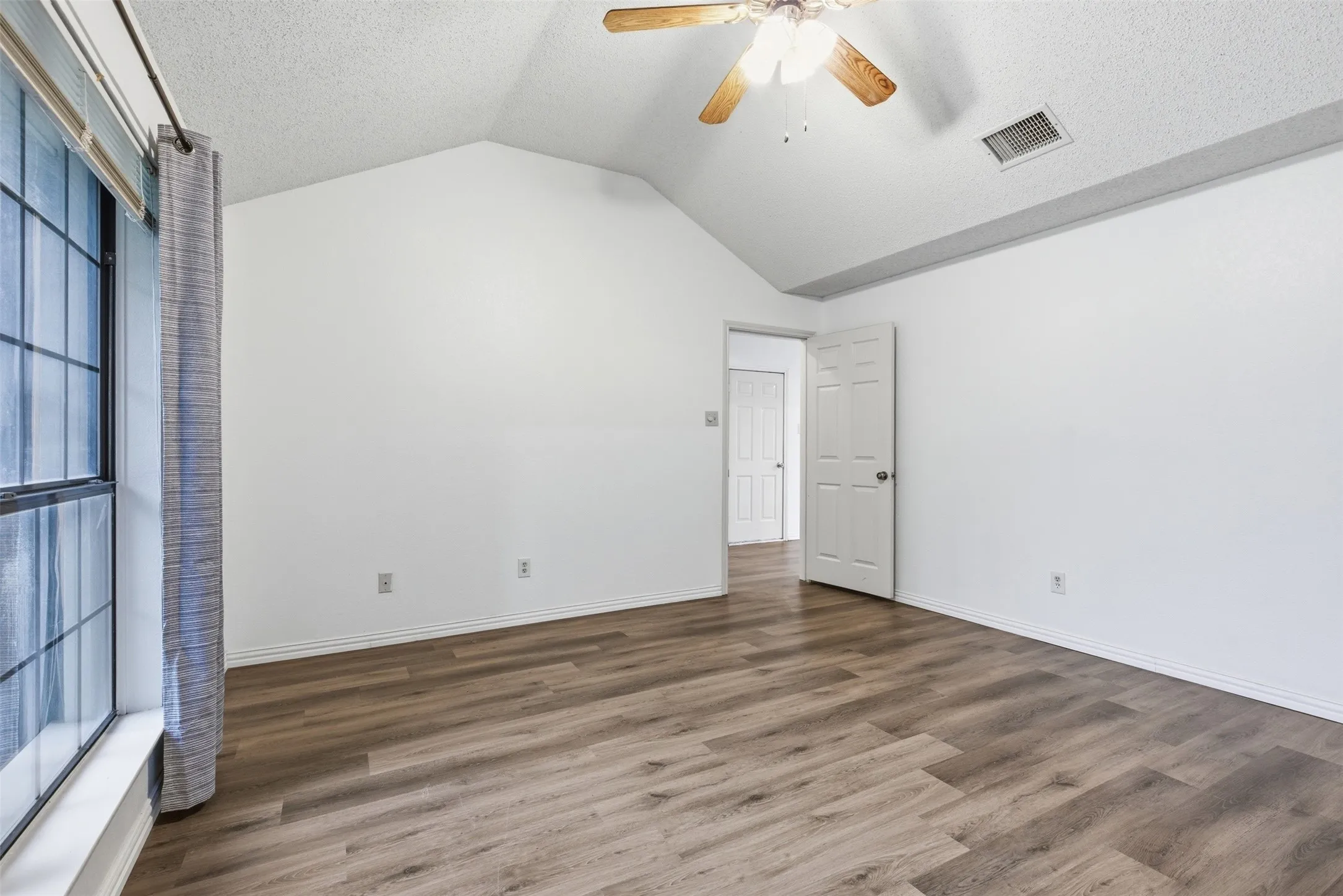 Single Family Residence For Sale in Dallas County , 605 Buttercup Circle, Garland, Texas 75040, 4 Bedroom, 3 Bathroom, 2 Garage spaces, 2,109 Sqft, built in 1987, mls#21287533, Real Estate Agent in Garland, Homes For Sale in Dallas county, Homes For Sale in Garland, Realtor in Garland Texas, Real Estate Brokerage Independent Realty Texas, Luminita Cordes Realtor