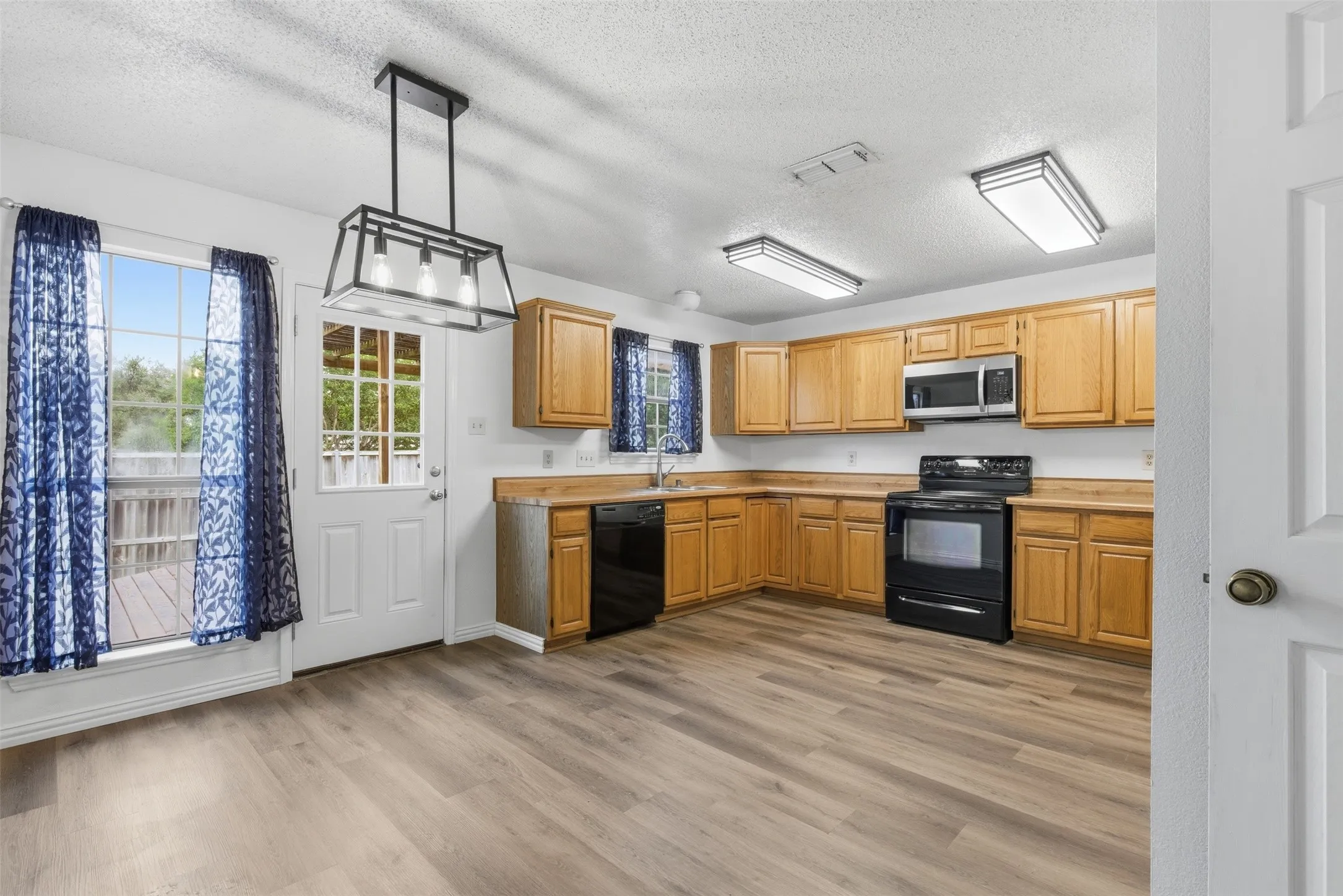 Single Family Residence For Sale in Dallas County , 605 Buttercup Circle, Garland, Texas 75040, 4 Bedroom, 3 Bathroom, 2 Garage spaces, 2,109 Sqft, built in 1987, mls#21287533, Real Estate Agent in Garland, Homes For Sale in Dallas county, Homes For Sale in Garland, Realtor in Garland Texas, Real Estate Brokerage Independent Realty Texas, Luminita Cordes Realtor