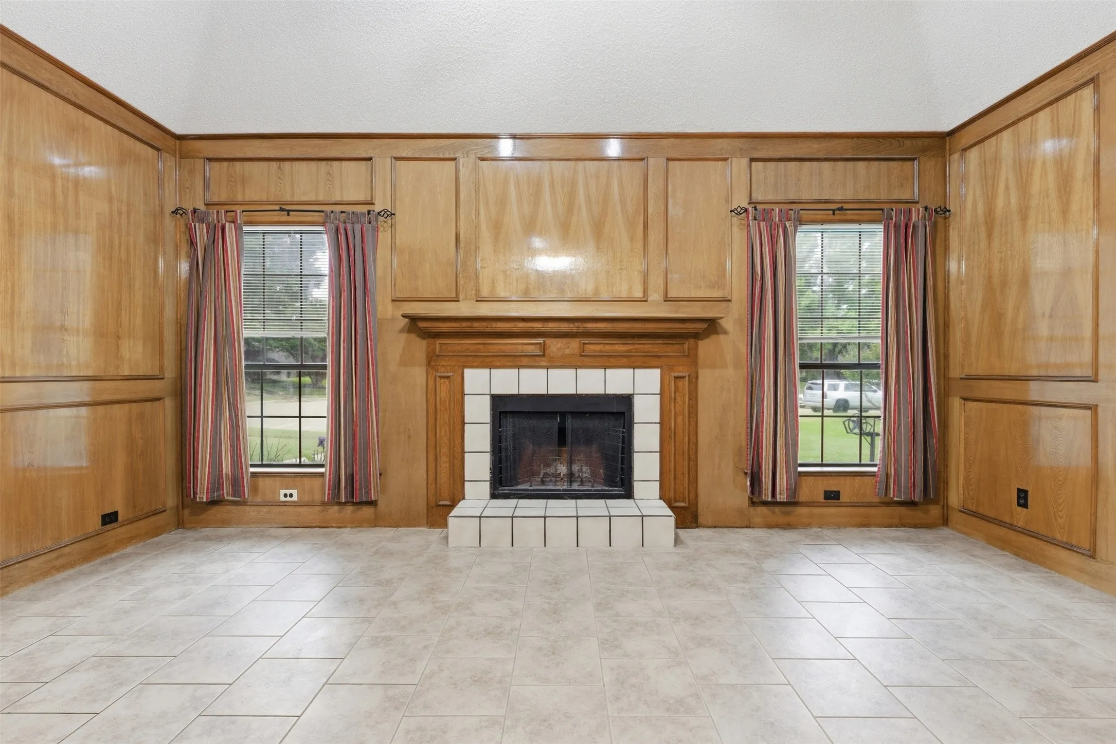 Single Family Residence For Sale in Dallas County , 605 Buttercup Circle, Garland, Texas 75040, 4 Bedroom, 3 Bathroom, 2 Garage spaces, 2,109 Sqft, built in 1987, mls#21287533, Real Estate Agent in Garland, Homes For Sale in Dallas county, Homes For Sale in Garland, Realtor in Garland Texas, Real Estate Brokerage Independent Realty Texas, Luminita Cordes Realtor