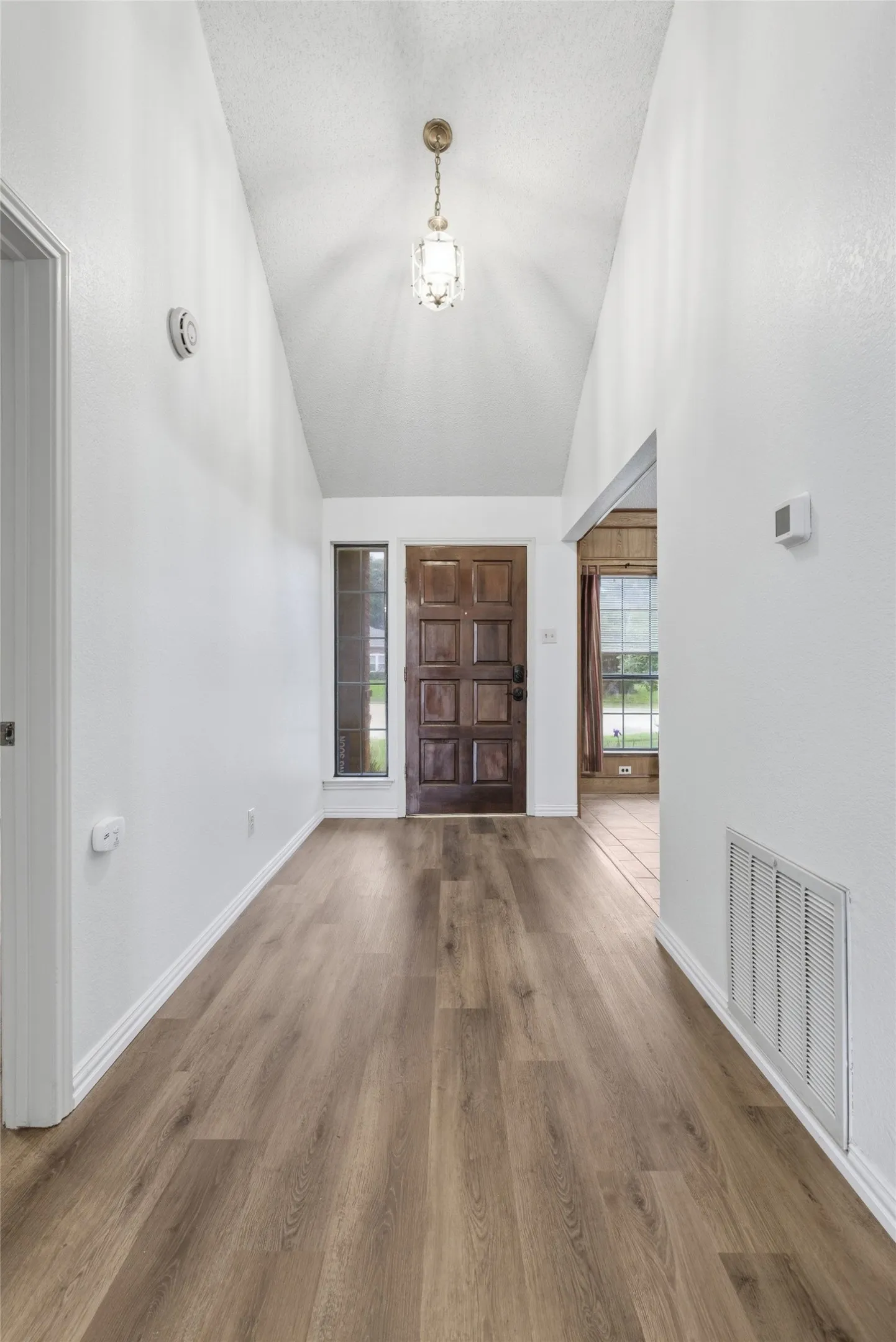 Single Family Residence For Sale in Dallas County , 605 Buttercup Circle, Garland, Texas 75040, 4 Bedroom, 3 Bathroom, 2 Garage spaces, 2,109 Sqft, built in 1987, mls#21287533, Real Estate Agent in Garland, Homes For Sale in Dallas county, Homes For Sale in Garland, Realtor in Garland Texas, Real Estate Brokerage Independent Realty Texas, Luminita Cordes Realtor