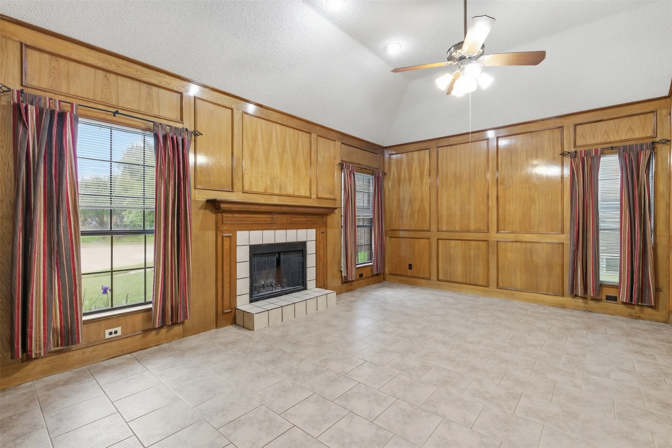 Single Family Residence For Sale in Dallas County , 605 Buttercup Circle, Garland, Texas 75040, 4 Bedroom, 3 Bathroom, 2 Garage spaces, 2,109 Sqft, built in 1987, mls#21287533, Real Estate Agent in Garland, Homes For Sale in Dallas county, Homes For Sale in Garland, Realtor in Garland Texas, Real Estate Brokerage Independent Realty Texas, Luminita Cordes Realtor