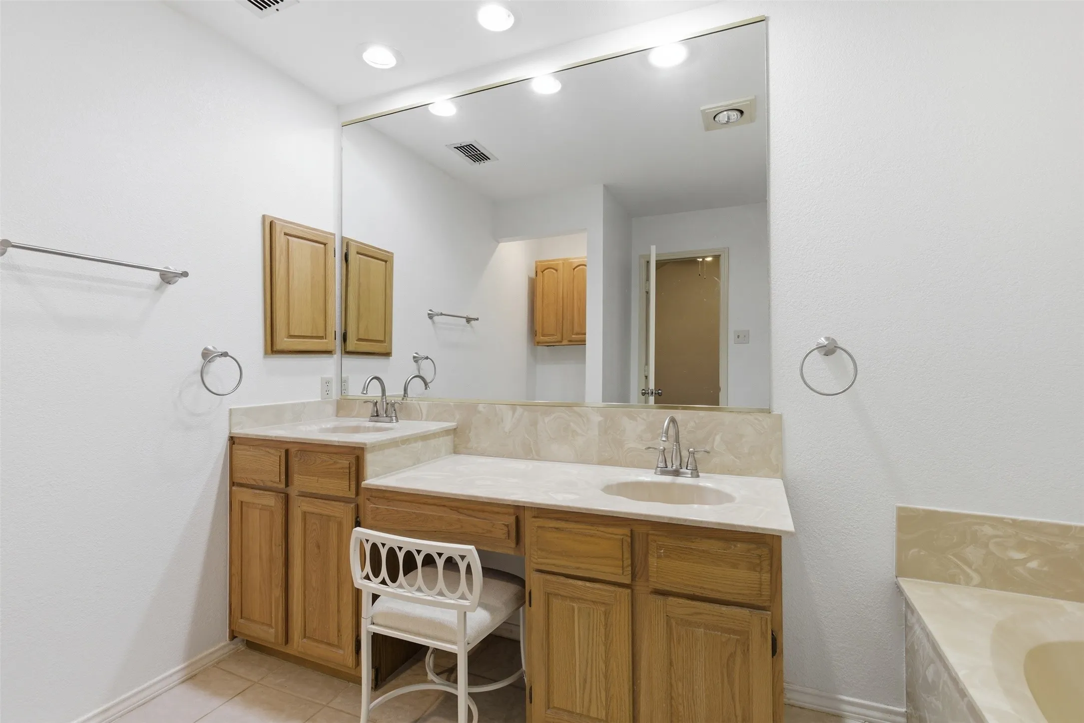 Single Family Residence For Sale in Dallas County , 605 Buttercup Circle, Garland, Texas 75040, 4 Bedroom, 3 Bathroom, 2 Garage spaces, 2,109 Sqft, built in 1987, mls#21287533, Real Estate Agent in Garland, Homes For Sale in Dallas county, Homes For Sale in Garland, Realtor in Garland Texas, Real Estate Brokerage Independent Realty Texas, Luminita Cordes Realtor