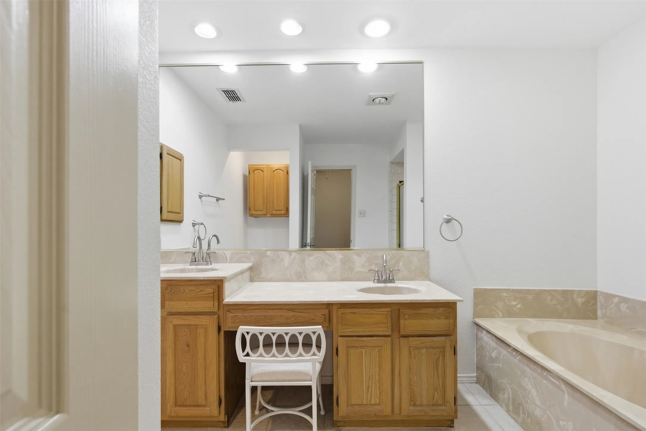 Single Family Residence For Sale in Dallas County , 605 Buttercup Circle, Garland, Texas 75040, 4 Bedroom, 3 Bathroom, 2 Garage spaces, 2,109 Sqft, built in 1987, mls#21287533, Real Estate Agent in Garland, Homes For Sale in Dallas county, Homes For Sale in Garland, Realtor in Garland Texas, Real Estate Brokerage Independent Realty Texas, Luminita Cordes Realtor