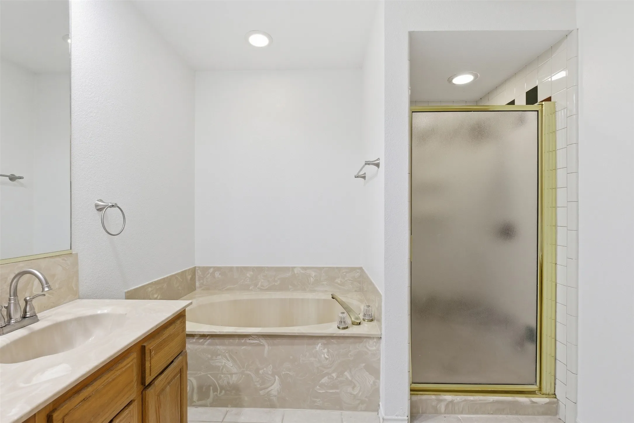 Single Family Residence For Sale in Dallas County , 605 Buttercup Circle, Garland, Texas 75040, 4 Bedroom, 3 Bathroom, 2 Garage spaces, 2,109 Sqft, built in 1987, mls#21287533, Real Estate Agent in Garland, Homes For Sale in Dallas county, Homes For Sale in Garland, Realtor in Garland Texas, Real Estate Brokerage Independent Realty Texas, Luminita Cordes Realtor