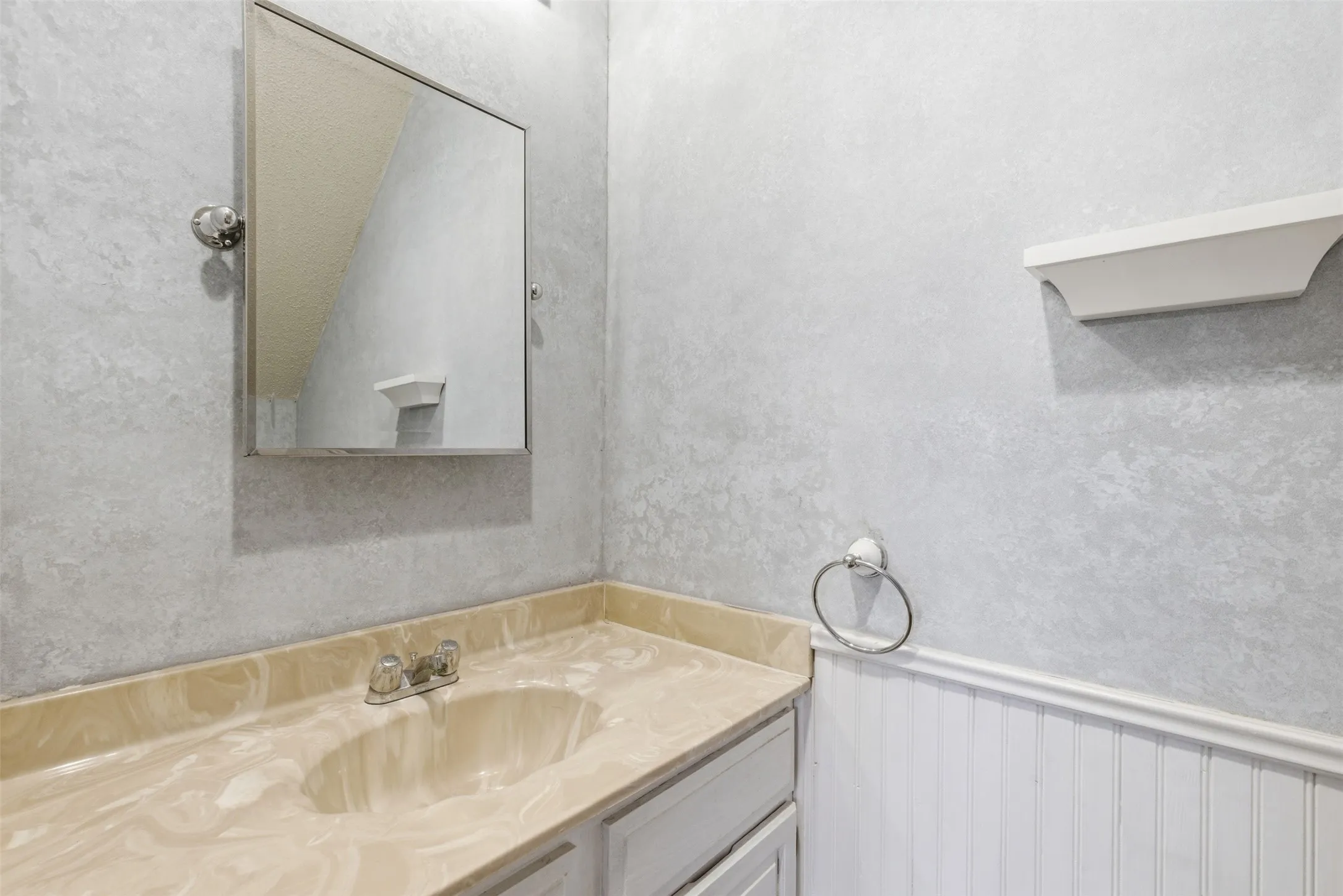 Single Family Residence For Sale in Dallas County , 605 Buttercup Circle, Garland, Texas 75040, 4 Bedroom, 3 Bathroom, 2 Garage spaces, 2,109 Sqft, built in 1987, mls#21287533, Real Estate Agent in Garland, Homes For Sale in Dallas county, Homes For Sale in Garland, Realtor in Garland Texas, Real Estate Brokerage Independent Realty Texas, Luminita Cordes Realtor
