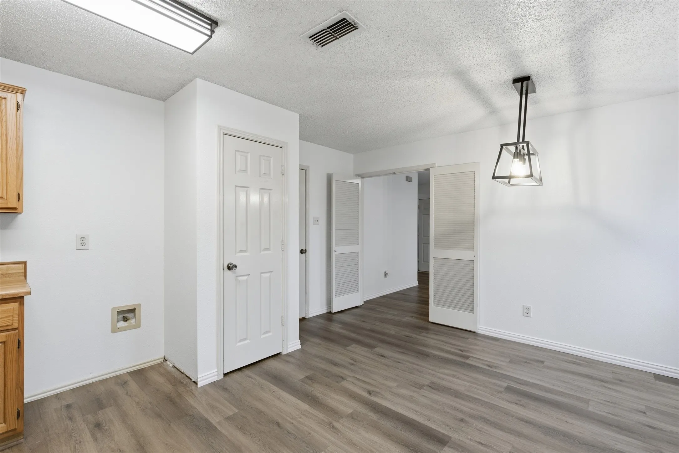 Single Family Residence For Sale in Dallas County , 605 Buttercup Circle, Garland, Texas 75040, 4 Bedroom, 3 Bathroom, 2 Garage spaces, 2,109 Sqft, built in 1987, mls#21287533, Real Estate Agent in Garland, Homes For Sale in Dallas county, Homes For Sale in Garland, Realtor in Garland Texas, Real Estate Brokerage Independent Realty Texas, Luminita Cordes Realtor