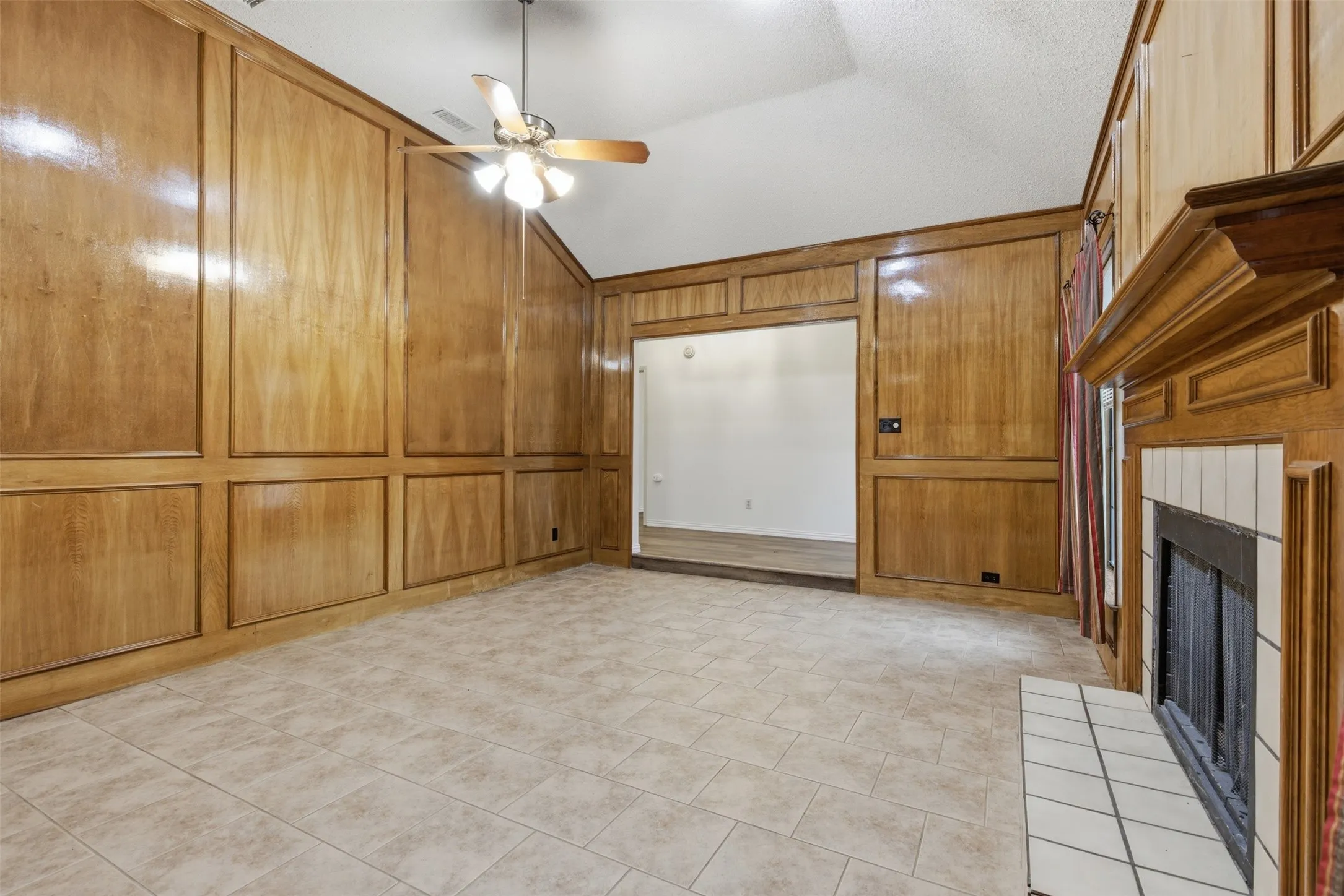 Single Family Residence For Sale in Dallas County , 605 Buttercup Circle, Garland, Texas 75040, 4 Bedroom, 3 Bathroom, 2 Garage spaces, 2,109 Sqft, built in 1987, mls#21287533, Real Estate Agent in Garland, Homes For Sale in Dallas county, Homes For Sale in Garland, Realtor in Garland Texas, Real Estate Brokerage Independent Realty Texas, Luminita Cordes Realtor