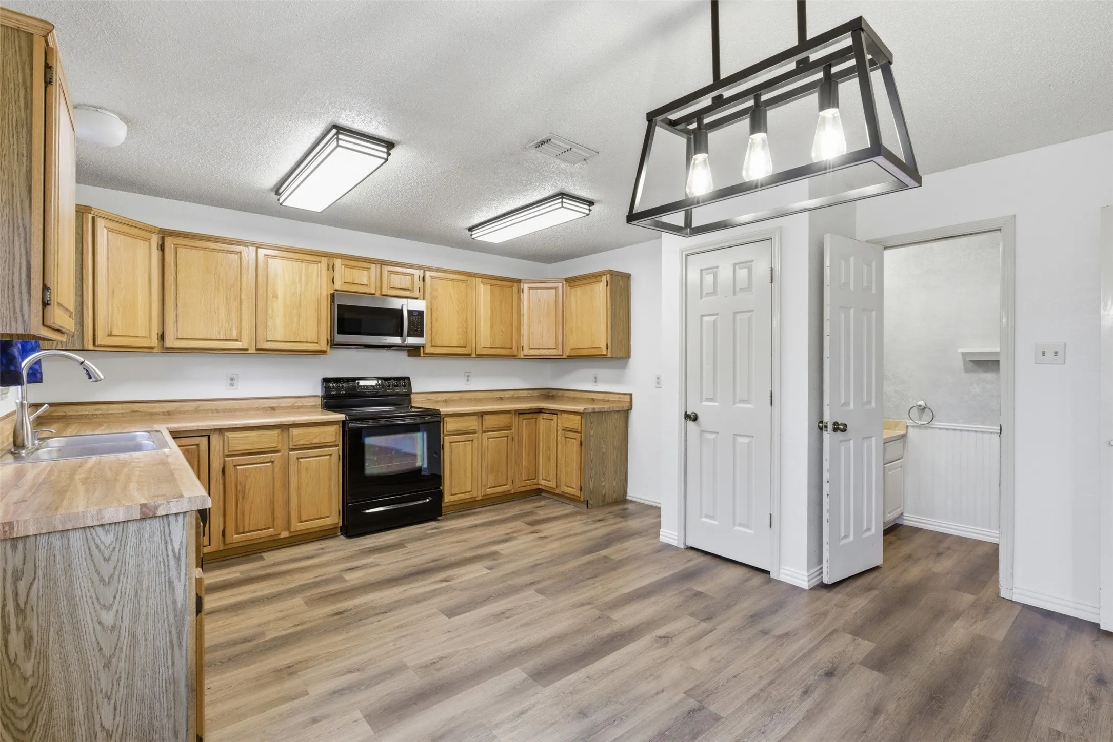 Single Family Residence For Sale in Dallas County , 605 Buttercup Circle, Garland, Texas 75040, 4 Bedroom, 3 Bathroom, 2 Garage spaces, 2,109 Sqft, built in 1987, mls#21287533, Real Estate Agent in Garland, Homes For Sale in Dallas county, Homes For Sale in Garland, Realtor in Garland Texas, Real Estate Brokerage Independent Realty Texas, Luminita Cordes Realtor