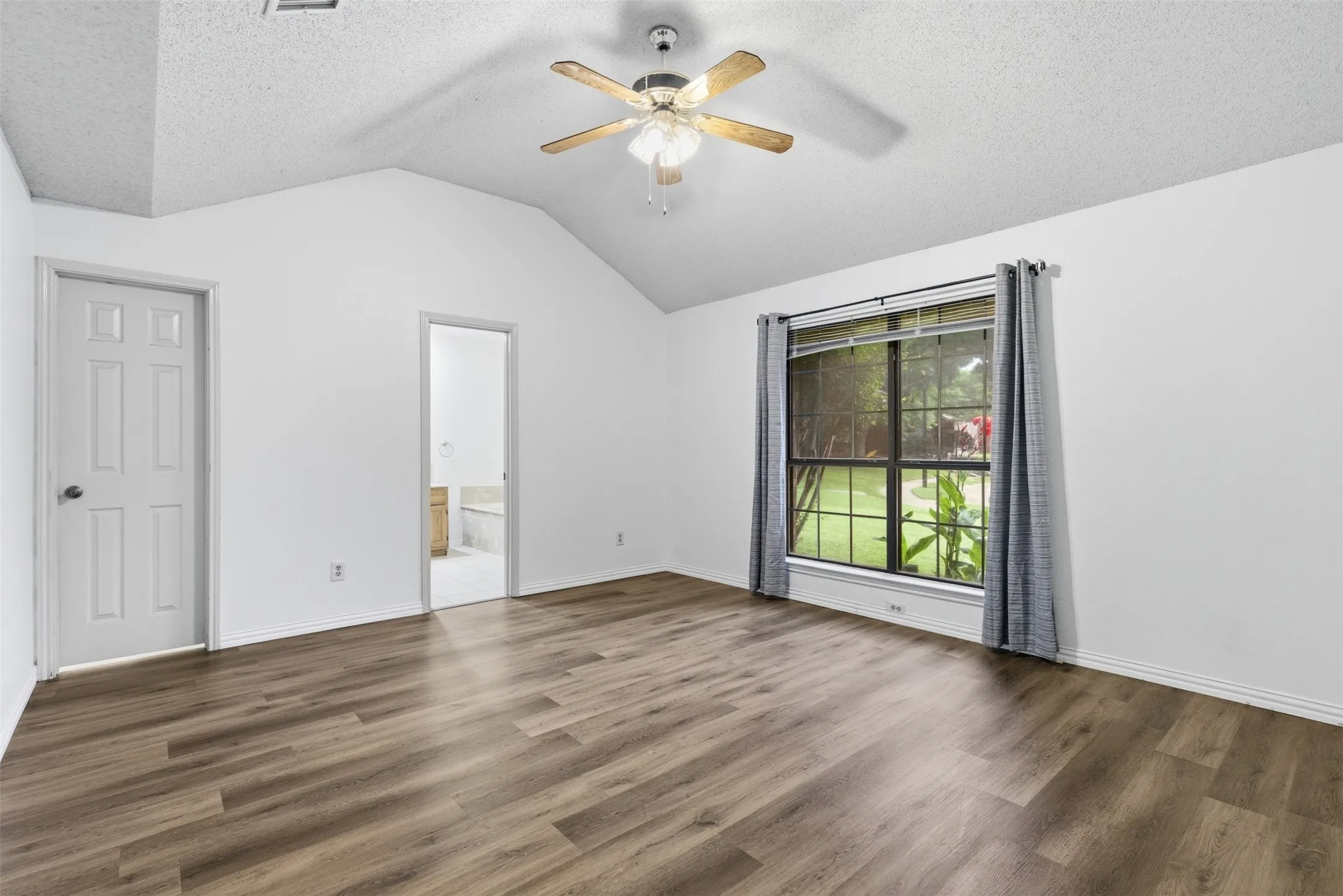 Single Family Residence For Sale in Dallas County , 605 Buttercup Circle, Garland, Texas 75040, 4 Bedroom, 3 Bathroom, 2 Garage spaces, 2,109 Sqft, built in 1987, mls#21287533, Real Estate Agent in Garland, Homes For Sale in Dallas county, Homes For Sale in Garland, Realtor in Garland Texas, Real Estate Brokerage Independent Realty Texas, Luminita Cordes Realtor