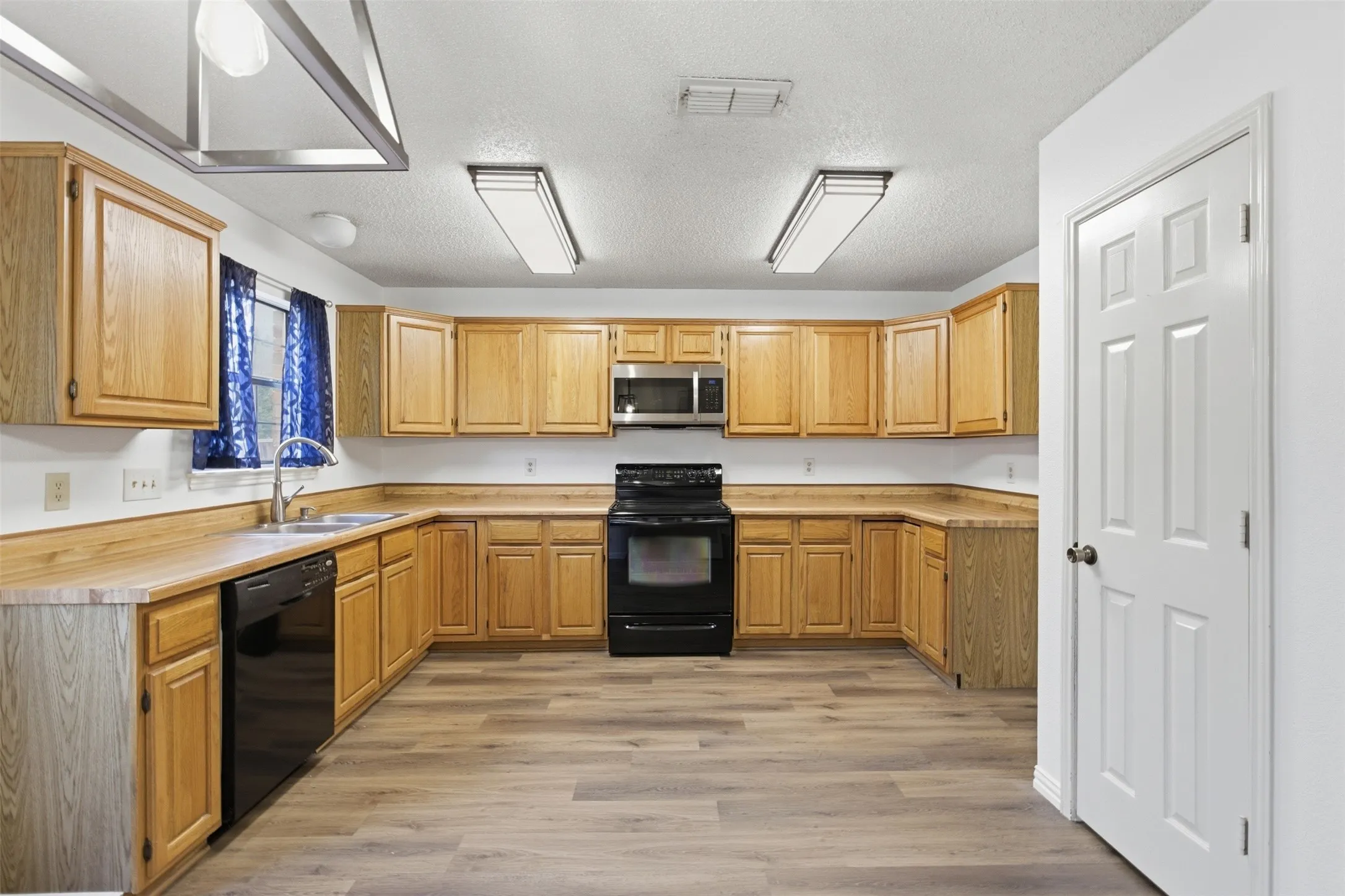 Single Family Residence For Sale in Dallas County , 605 Buttercup Circle, Garland, Texas 75040, 4 Bedroom, 3 Bathroom, 2 Garage spaces, 2,109 Sqft, built in 1987, mls#21287533, Real Estate Agent in Garland, Homes For Sale in Dallas county, Homes For Sale in Garland, Realtor in Garland Texas, Real Estate Brokerage Independent Realty Texas, Luminita Cordes Realtor