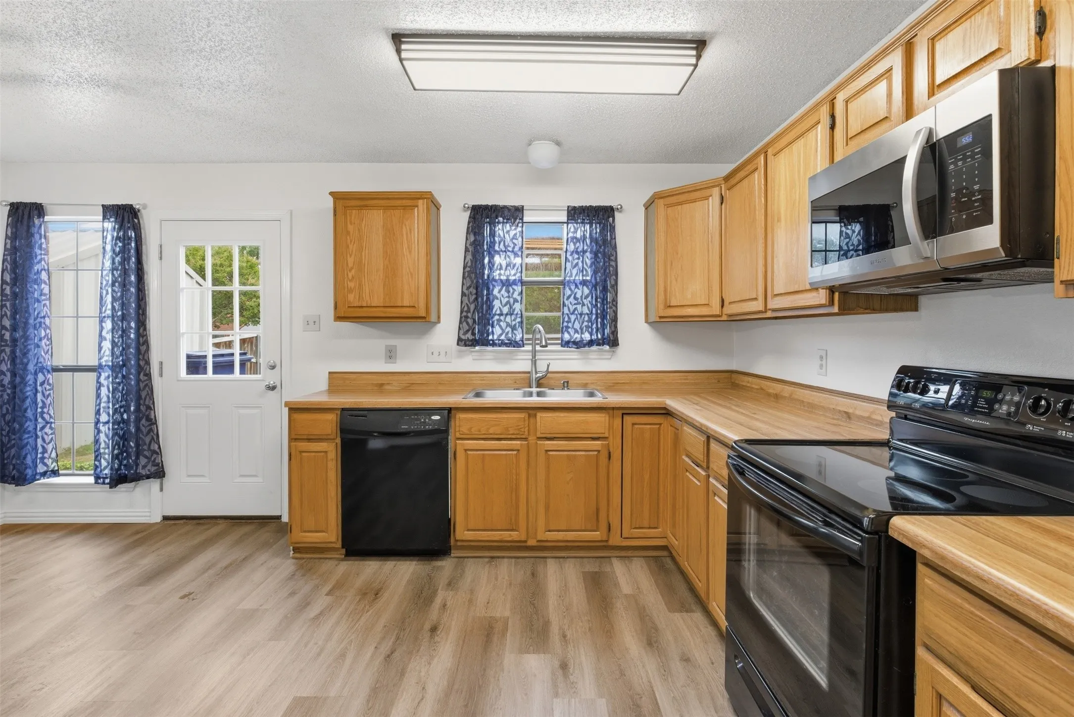 Single Family Residence For Sale in Dallas County , 605 Buttercup Circle, Garland, Texas 75040, 4 Bedroom, 3 Bathroom, 2 Garage spaces, 2,109 Sqft, built in 1987, mls#21287533, Real Estate Agent in Garland, Homes For Sale in Dallas county, Homes For Sale in Garland, Realtor in Garland Texas, Real Estate Brokerage Independent Realty Texas, Luminita Cordes Realtor