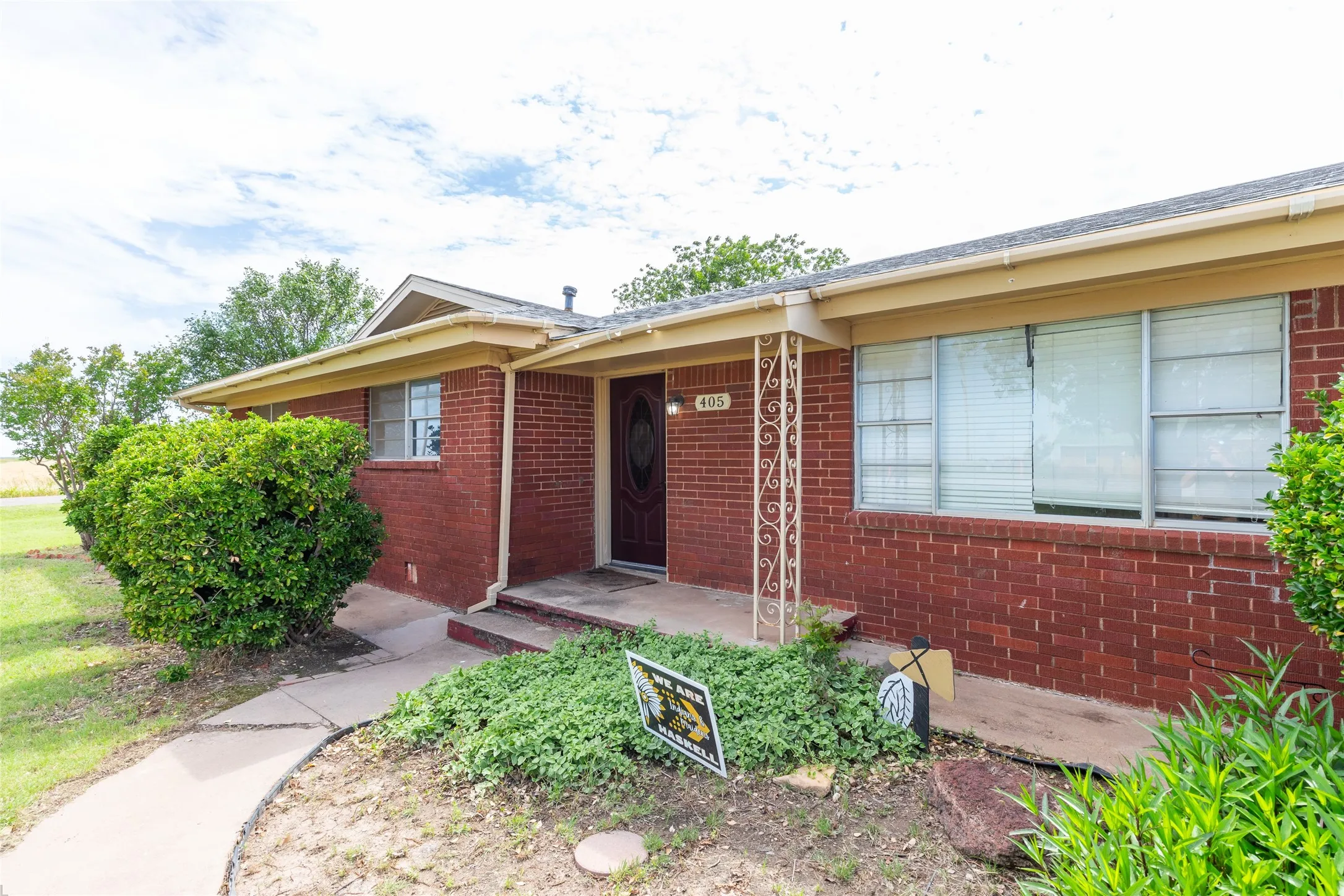 Single Family Residence For Sale in Haskell County , 405 S Breustedt Street, Weinert, Texas 76388, 3 Bedrooms, 2 Bathrooms, Garage spaces, 1,813 Sqft, built in 1964, Price $190,000, mls#21287262, Real Estate Agent in Weinert, Homes For Sale in Haskell county, Homes For Sale in Weinert, Realtor in Weinert Texas, Real Estate Brokerage Independent Realty Texas, Luminita Cordes Realtor