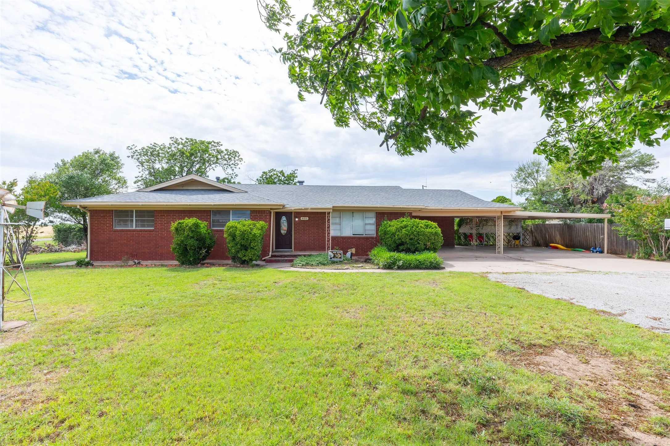 Single Family Residence For Sale in Haskell County , 405 S Breustedt Street, Weinert, Texas 76388, 3 Bedrooms, 2 Bathrooms, Garage spaces, 1,813 Sqft, built in 1964, Price $190,000, mls#21287262, Real Estate Agent in Weinert, Homes For Sale in Haskell county, Homes For Sale in Weinert, Realtor in Weinert Texas, Real Estate Brokerage Independent Realty Texas, Luminita Cordes Realtor