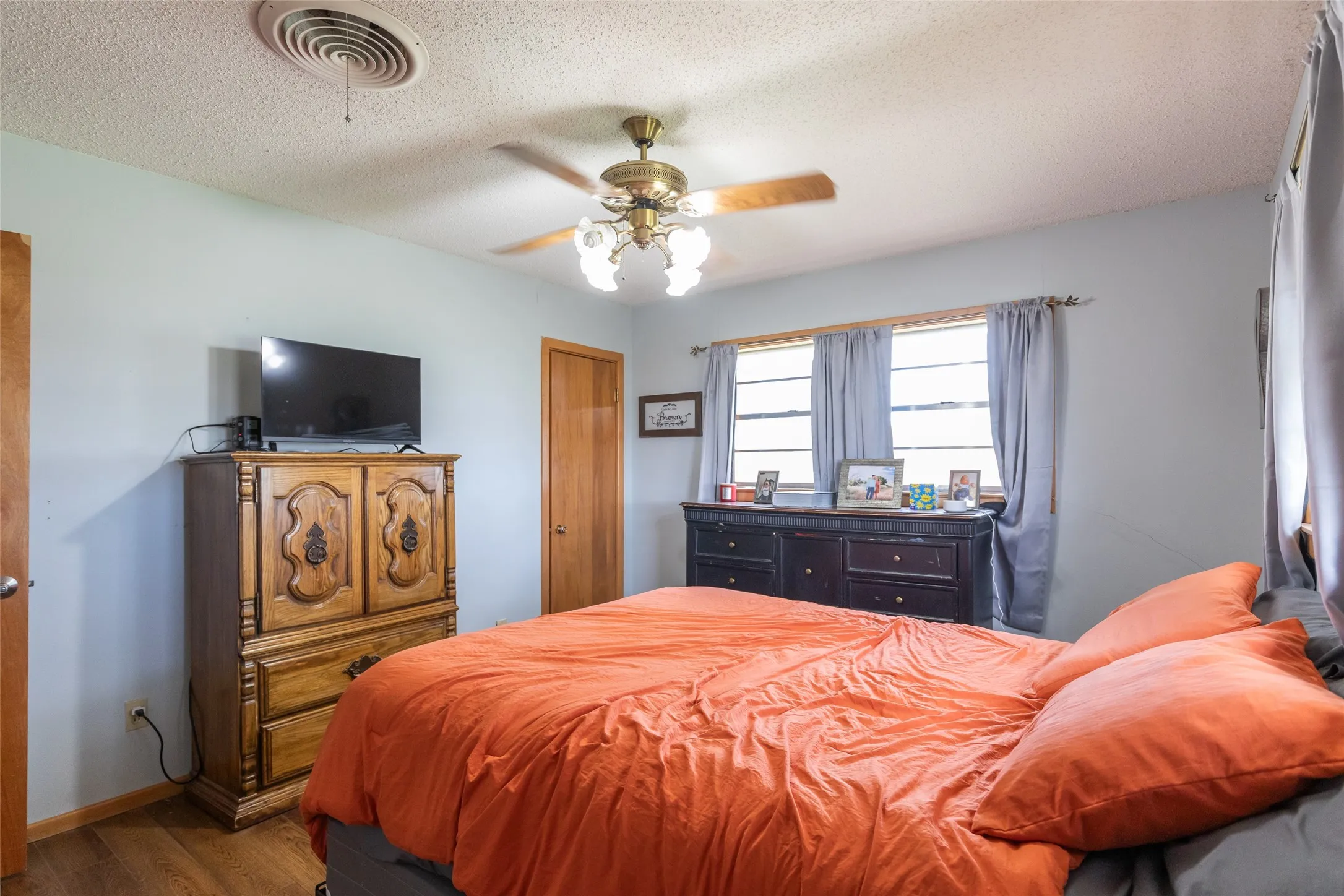 Single Family Residence For Sale in Haskell County , 405 S Breustedt Street, Weinert, Texas 76388, 3 Bedrooms, 2 Bathrooms, Garage spaces, 1,813 Sqft, built in 1964, Price $190,000, mls#21287262, Real Estate Agent in Weinert, Homes For Sale in Haskell county, Homes For Sale in Weinert, Realtor in Weinert Texas, Real Estate Brokerage Independent Realty Texas, Luminita Cordes Realtor
