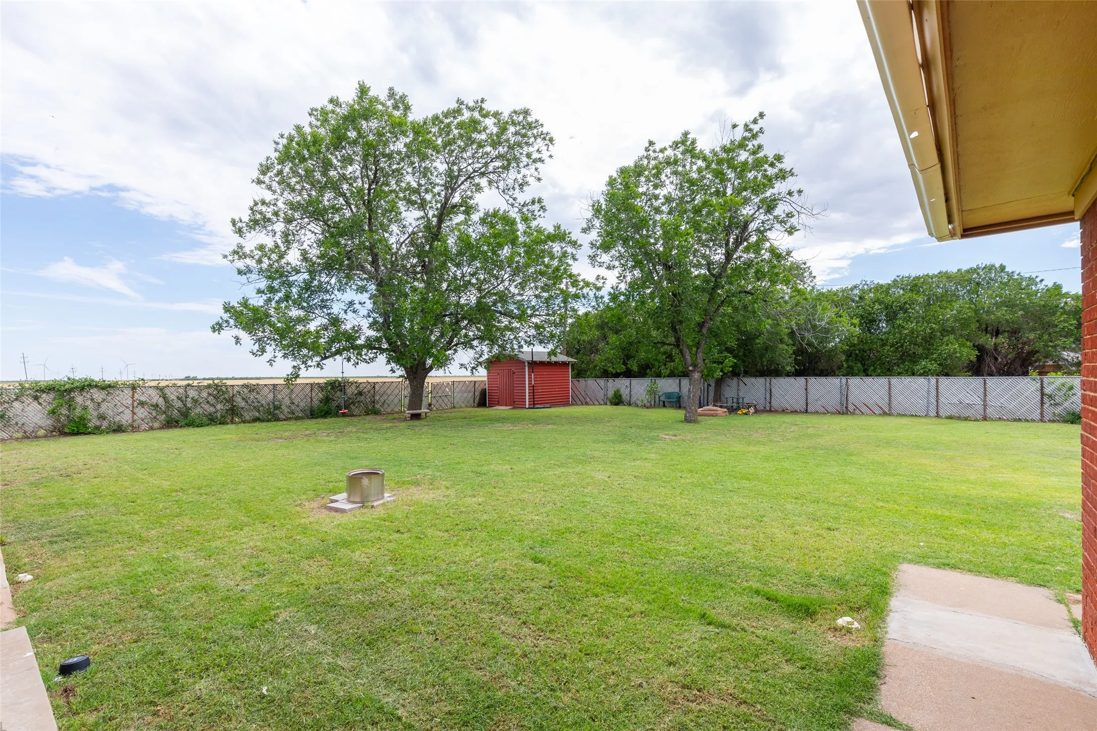 Single Family Residence For Sale in Haskell County , 405 S Breustedt Street, Weinert, Texas 76388, 3 Bedrooms, 2 Bathrooms, Garage spaces, 1,813 Sqft, built in 1964, Price $190,000, mls#21287262, Real Estate Agent in Weinert, Homes For Sale in Haskell county, Homes For Sale in Weinert, Realtor in Weinert Texas, Real Estate Brokerage Independent Realty Texas, Luminita Cordes Realtor