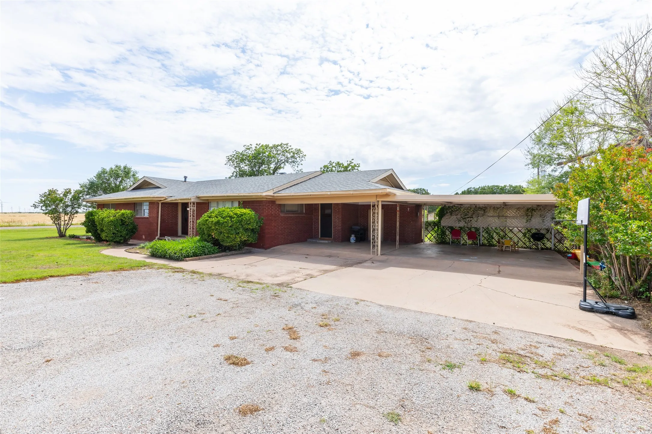 Single Family Residence For Sale in Haskell County , 405 S Breustedt Street, Weinert, Texas 76388, 3 Bedrooms, 2 Bathrooms, Garage spaces, 1,813 Sqft, built in 1964, Price $190,000, mls#21287262, Real Estate Agent in Weinert, Homes For Sale in Haskell county, Homes For Sale in Weinert, Realtor in Weinert Texas, Real Estate Brokerage Independent Realty Texas, Luminita Cordes Realtor