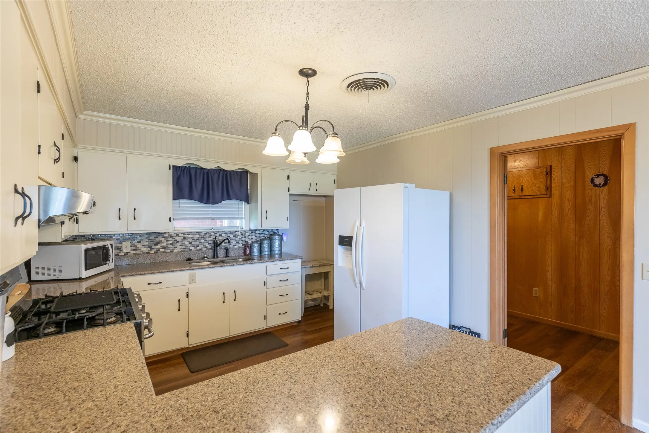 Single Family Residence For Sale in Haskell County , 405 S Breustedt Street, Weinert, Texas 76388, 3 Bedrooms, 2 Bathrooms, Garage spaces, 1,813 Sqft, built in 1964, Price $190,000, mls#21287262, Real Estate Agent in Weinert, Homes For Sale in Haskell county, Homes For Sale in Weinert, Realtor in Weinert Texas, Real Estate Brokerage Independent Realty Texas, Luminita Cordes Realtor