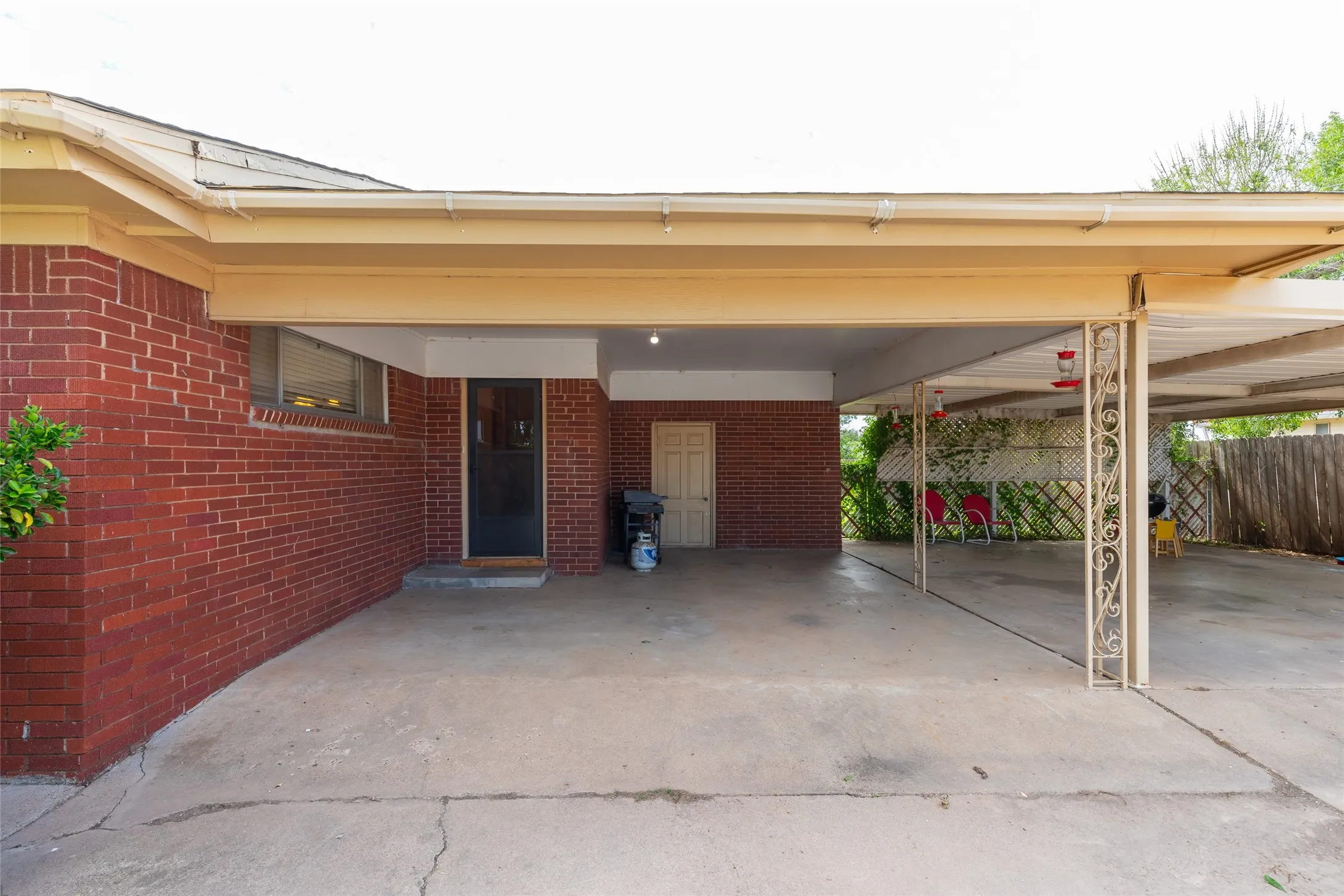 Single Family Residence For Sale in Haskell County , 405 S Breustedt Street, Weinert, Texas 76388, 3 Bedrooms, 2 Bathrooms, Garage spaces, 1,813 Sqft, built in 1964, Price $190,000, mls#21287262, Real Estate Agent in Weinert, Homes For Sale in Haskell county, Homes For Sale in Weinert, Realtor in Weinert Texas, Real Estate Brokerage Independent Realty Texas, Luminita Cordes Realtor