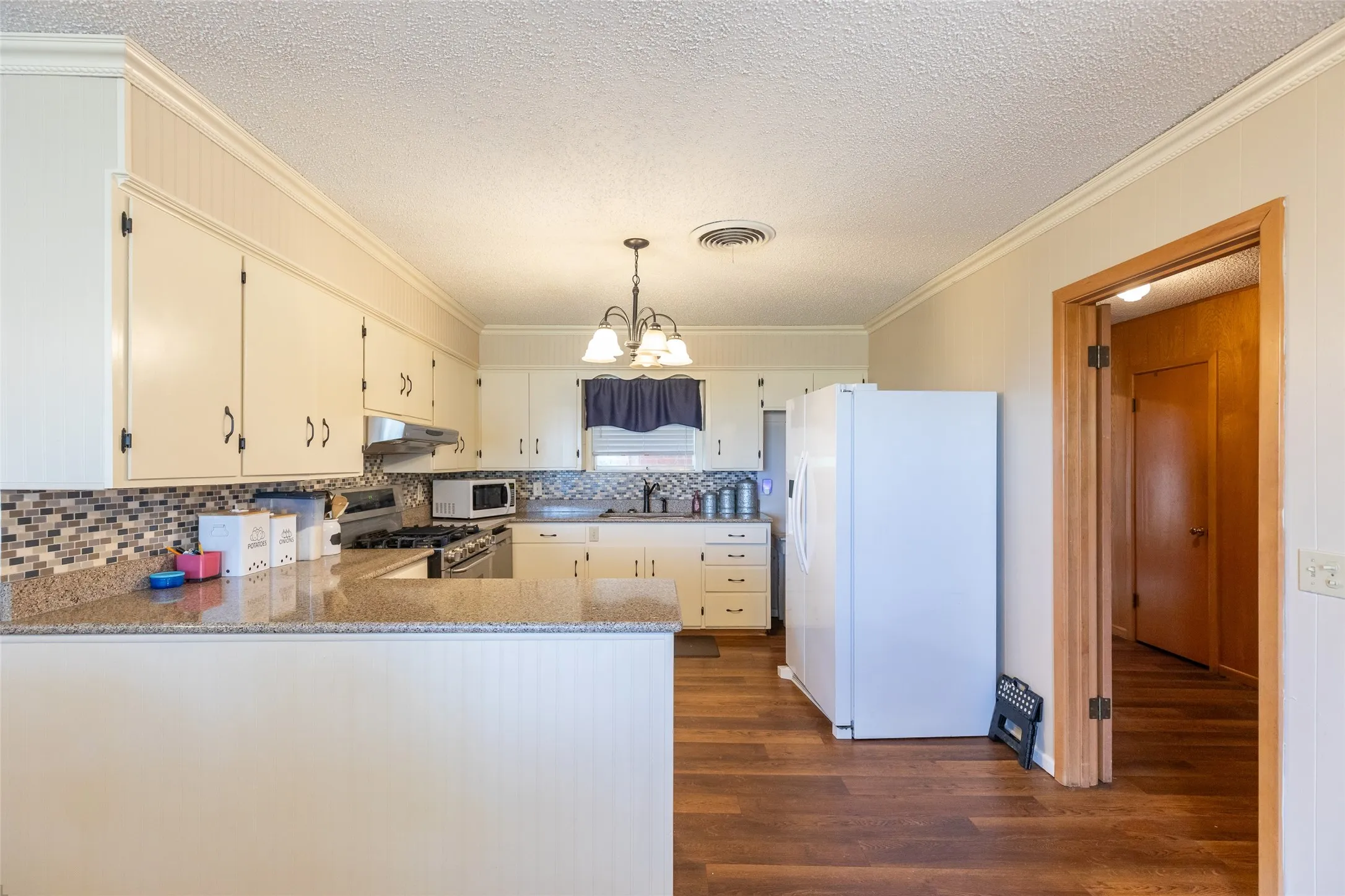 Single Family Residence For Sale in Haskell County , 405 S Breustedt Street, Weinert, Texas 76388, 3 Bedrooms, 2 Bathrooms, Garage spaces, 1,813 Sqft, built in 1964, Price $190,000, mls#21287262, Real Estate Agent in Weinert, Homes For Sale in Haskell county, Homes For Sale in Weinert, Realtor in Weinert Texas, Real Estate Brokerage Independent Realty Texas, Luminita Cordes Realtor