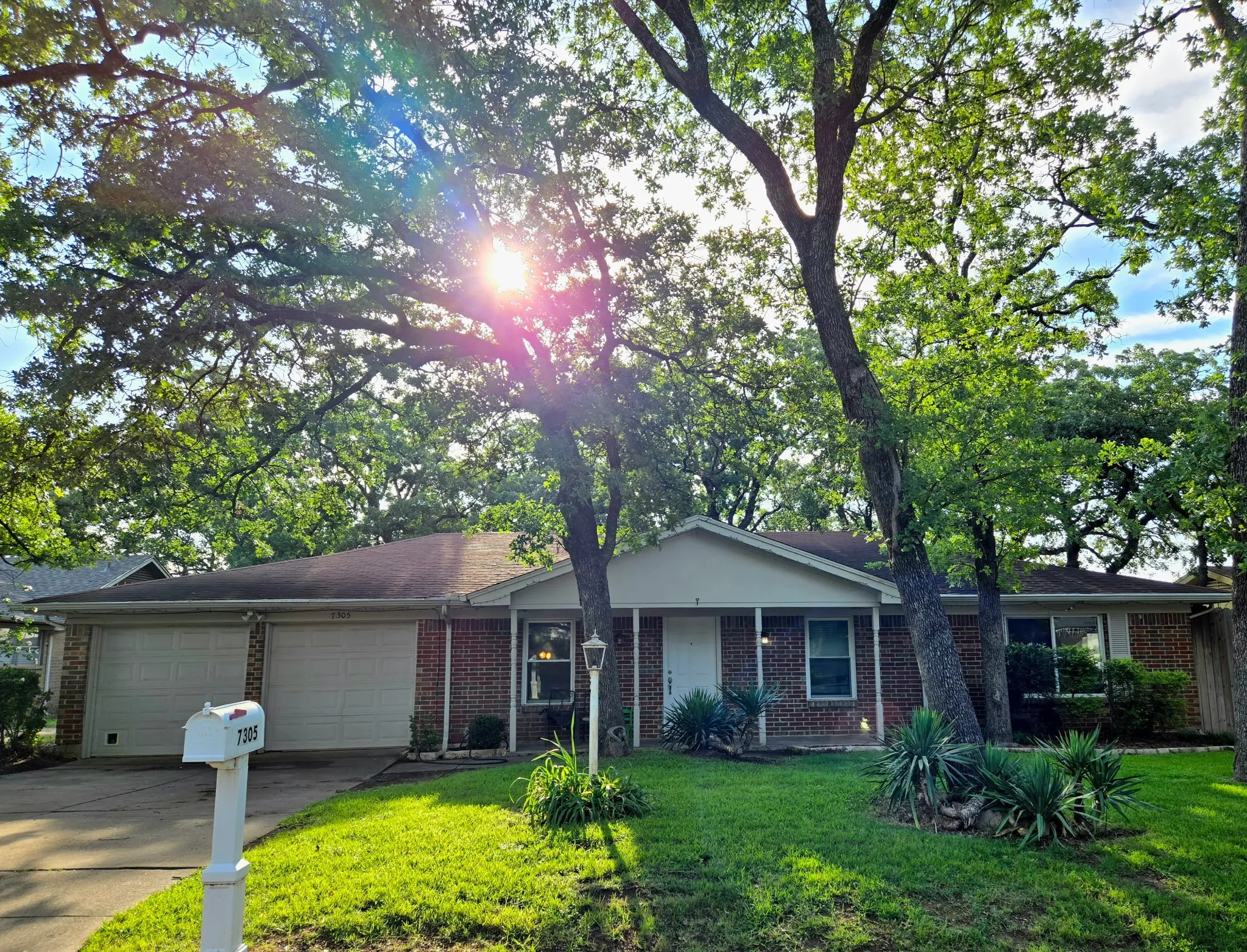 Single Family Residence For Sale in Tarrant County , 7305 Woodbridge Drive, Forest Hill, Texas 76140, 3 Bedroom, 2 Bathroom, 2 Garage spaces, 1,752 Sqft, built in 1969, mls#21286152, Real Estate Agent in Forest Hill, Homes For Sale in Tarrant county, Homes For Sale in Forest Hill, Realtor in Forest Hill Texas, Real Estate Brokerage Independent Realty Texas, Luminita Cordes Realtor