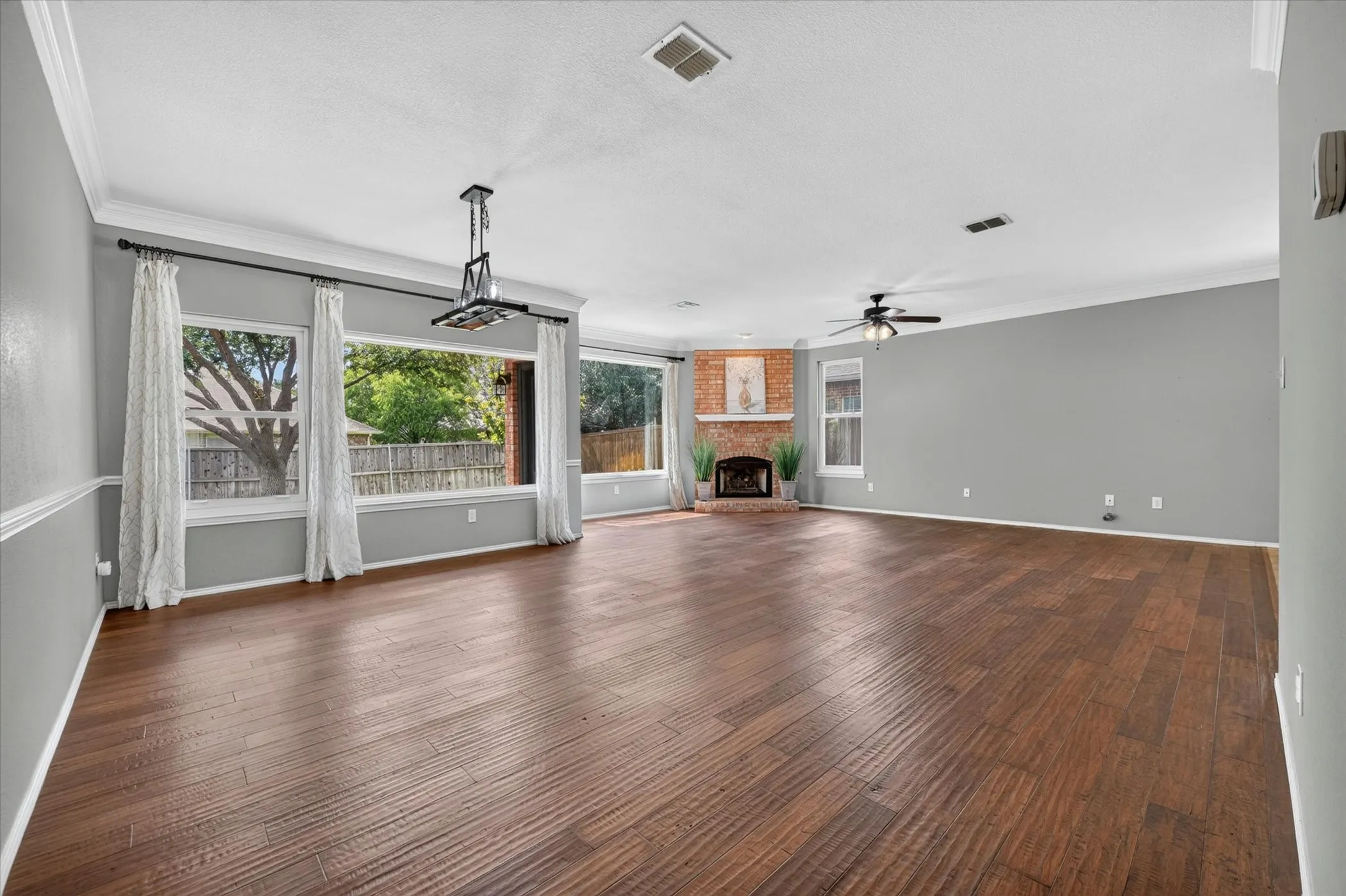 Large dining and living area - great for entertaining