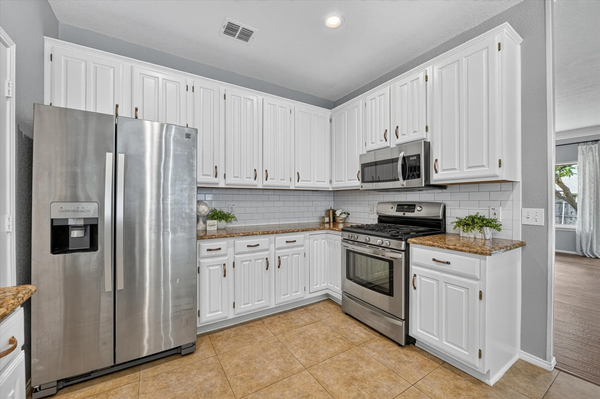 Gas range and the refrigerator conveys with the property