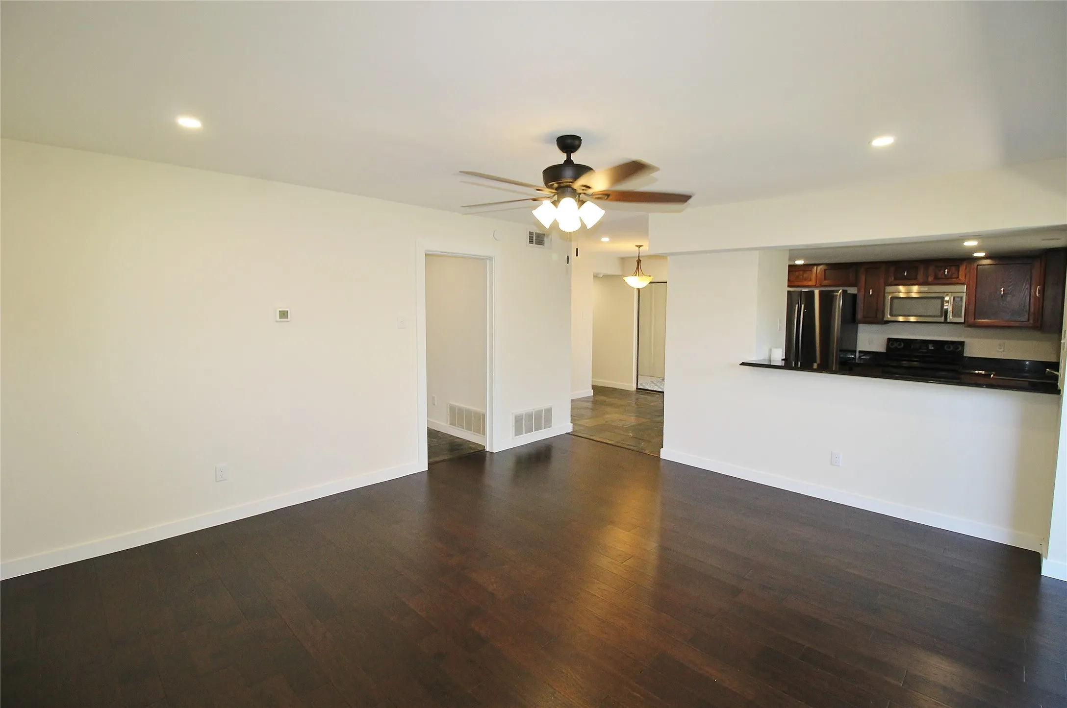 Single Family Residence For Rent in Dallas County , 822 Via Valencia, Mesquite, Texas 75150, 3 Bedroom, 3 Bathroom, 2 Garage spaces, 1,820 Sqft, built in 1973, mls#21287612, Real Estate Agent in Mesquite, Homes For Rent in Dallas county, Homes For Rent in Mesquite, Realtor in Mesquite Texas, Real Estate Brokerage Independent Realty Texas, Luminita Cordes Realtor