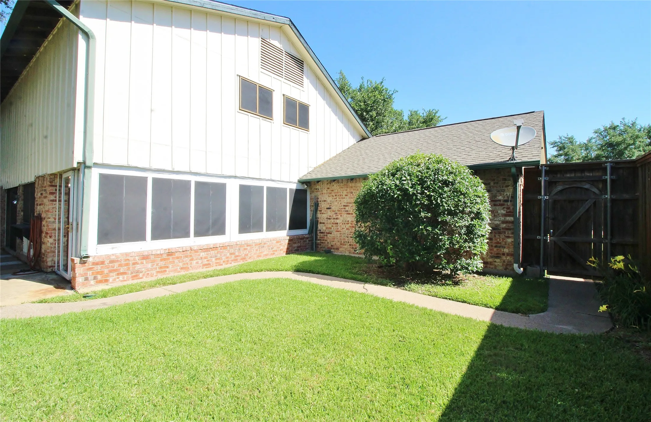 Single Family Residence For Rent in Dallas County , 822 Via Valencia, Mesquite, Texas 75150, 3 Bedroom, 3 Bathroom, 2 Garage spaces, 1,820 Sqft, built in 1973, mls#21287612, Real Estate Agent in Mesquite, Homes For Rent in Dallas county, Homes For Rent in Mesquite, Realtor in Mesquite Texas, Real Estate Brokerage Independent Realty Texas, Luminita Cordes Realtor