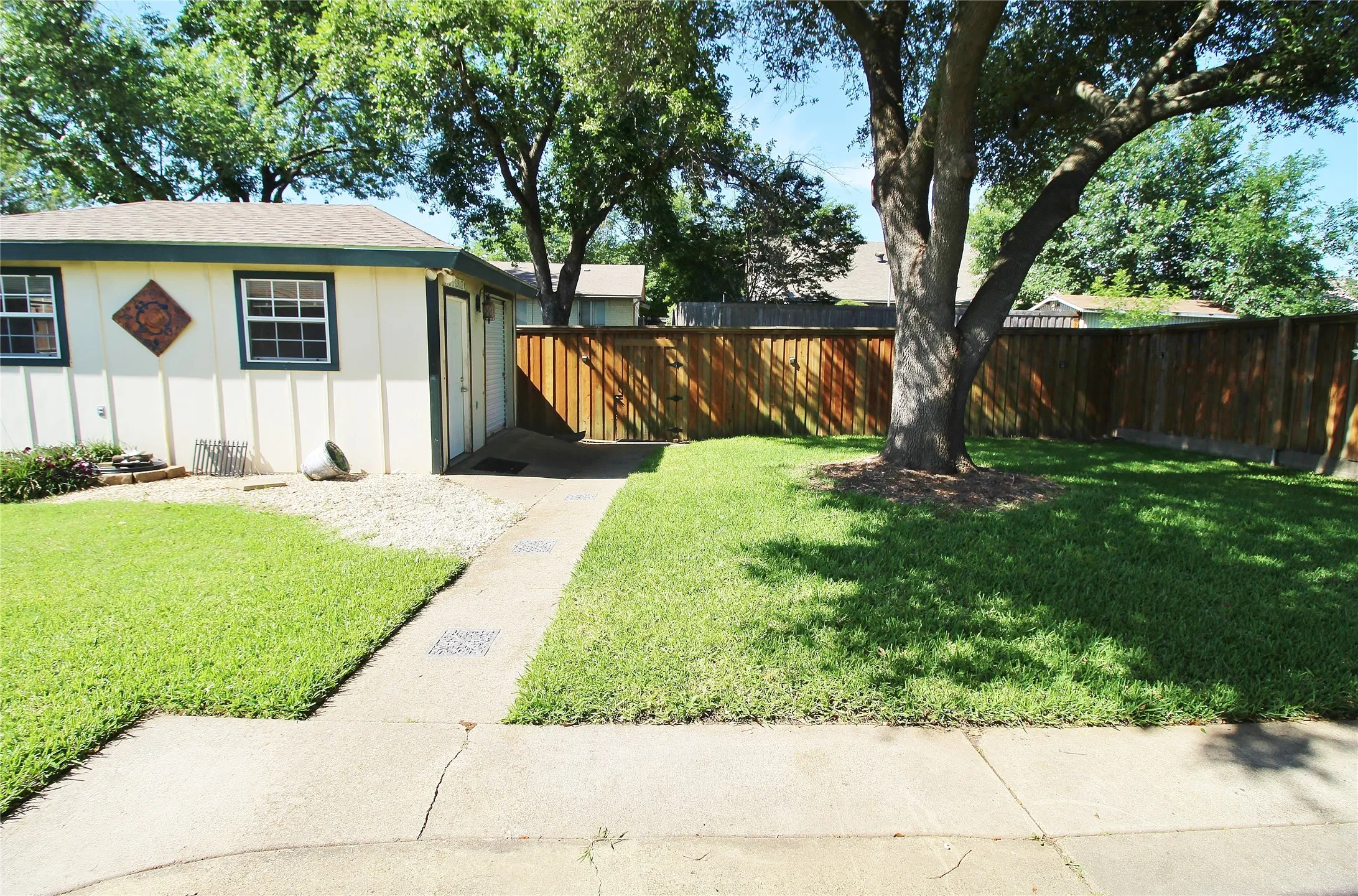 Single Family Residence For Rent in Dallas County , 822 Via Valencia, Mesquite, Texas 75150, 3 Bedroom, 3 Bathroom, 2 Garage spaces, 1,820 Sqft, built in 1973, mls#21287612, Real Estate Agent in Mesquite, Homes For Rent in Dallas county, Homes For Rent in Mesquite, Realtor in Mesquite Texas, Real Estate Brokerage Independent Realty Texas, Luminita Cordes Realtor