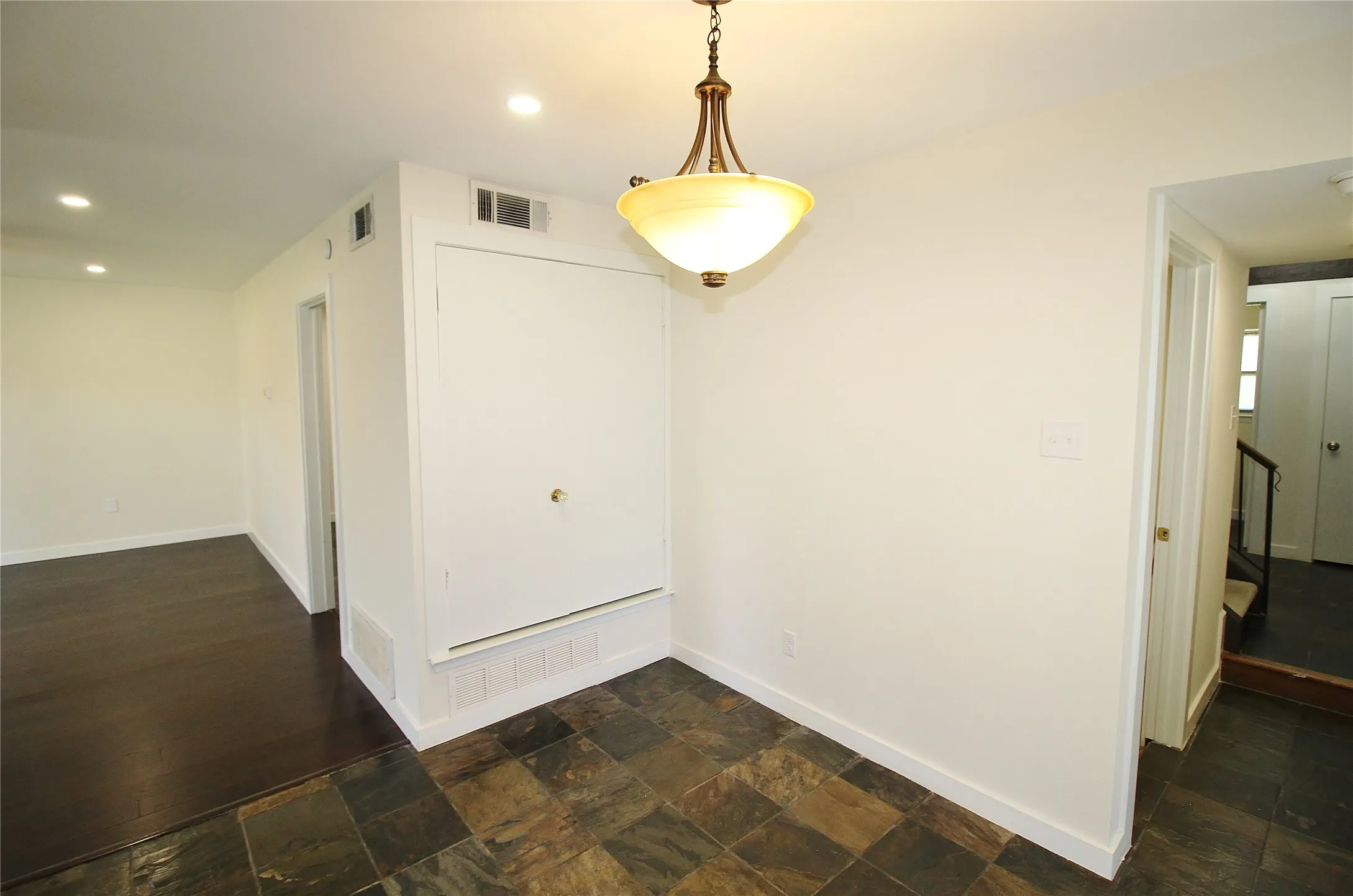 Single Family Residence For Rent in Dallas County , 822 Via Valencia, Mesquite, Texas 75150, 3 Bedroom, 3 Bathroom, 2 Garage spaces, 1,820 Sqft, built in 1973, mls#21287612, Real Estate Agent in Mesquite, Homes For Rent in Dallas county, Homes For Rent in Mesquite, Realtor in Mesquite Texas, Real Estate Brokerage Independent Realty Texas, Luminita Cordes Realtor