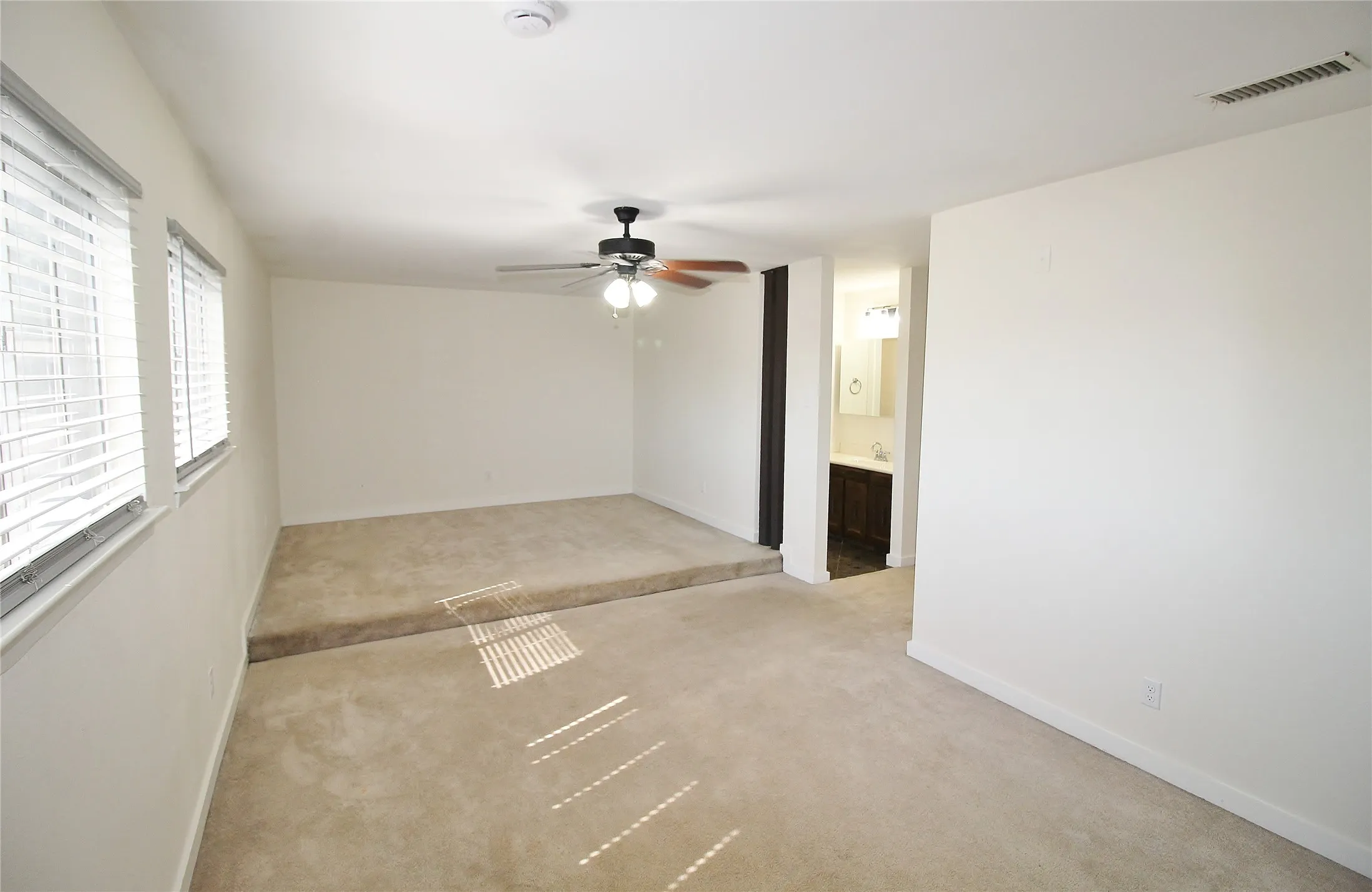 Single Family Residence For Rent in Dallas County , 822 Via Valencia, Mesquite, Texas 75150, 3 Bedroom, 3 Bathroom, 2 Garage spaces, 1,820 Sqft, built in 1973, mls#21287612, Real Estate Agent in Mesquite, Homes For Rent in Dallas county, Homes For Rent in Mesquite, Realtor in Mesquite Texas, Real Estate Brokerage Independent Realty Texas, Luminita Cordes Realtor