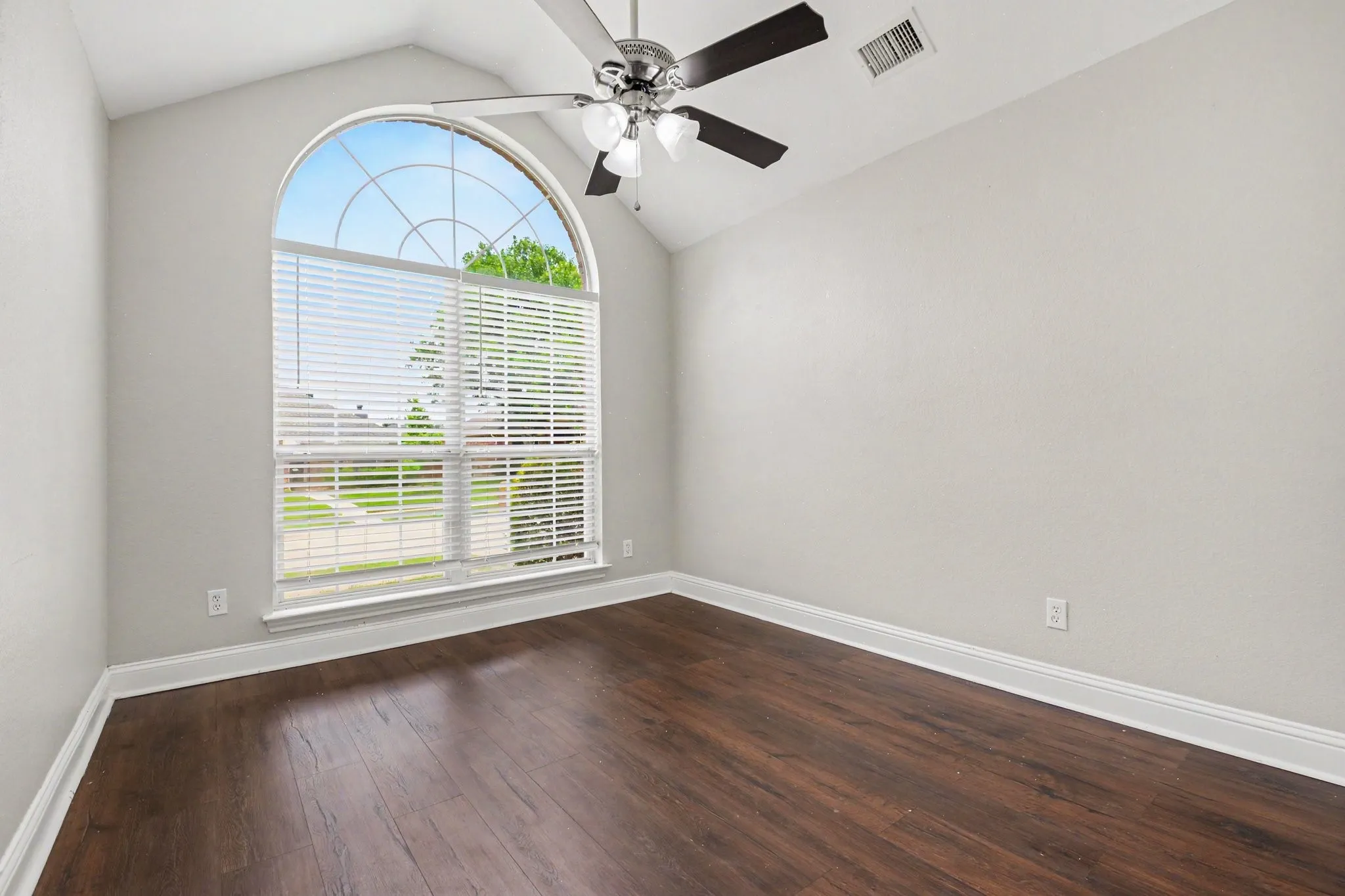Single Family Residence For Sale in Collin County , 9901 Queens Road, Frisco, Texas 75035, 4 Bedroom, 2 Bathroom, 2 Garage spaces, 1,907 Sqft, built in 1997, mls#21287596, Real Estate Agent in Frisco, Homes For Sale in Collin county, Homes For Sale in Frisco, Realtor in Frisco Texas, Real Estate Brokerage Independent Realty Texas, Luminita Cordes Realtor