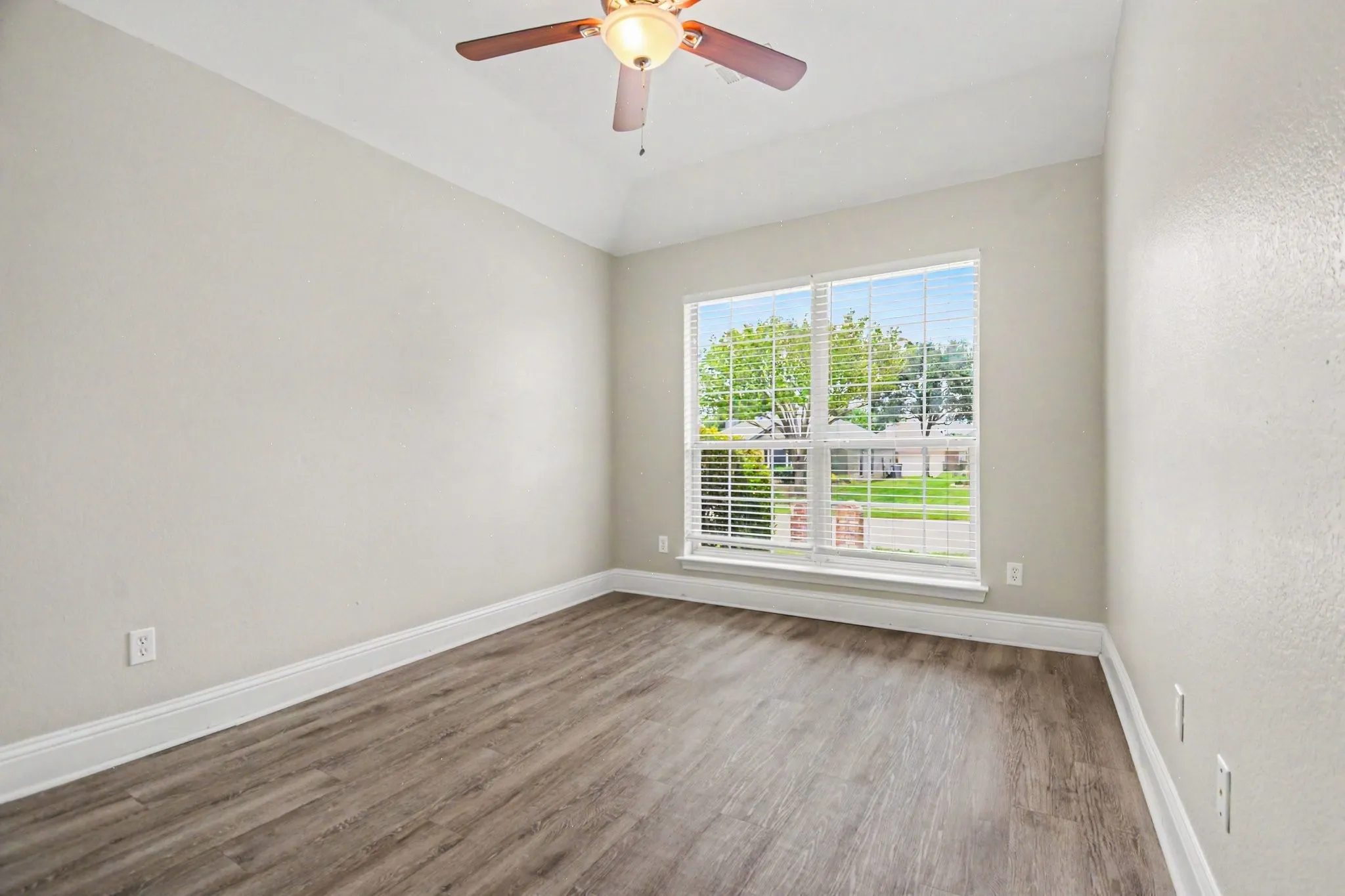 Single Family Residence For Sale in Collin County , 9901 Queens Road, Frisco, Texas 75035, 4 Bedroom, 2 Bathroom, 2 Garage spaces, 1,907 Sqft, built in 1997, mls#21287596, Real Estate Agent in Frisco, Homes For Sale in Collin county, Homes For Sale in Frisco, Realtor in Frisco Texas, Real Estate Brokerage Independent Realty Texas, Luminita Cordes Realtor
