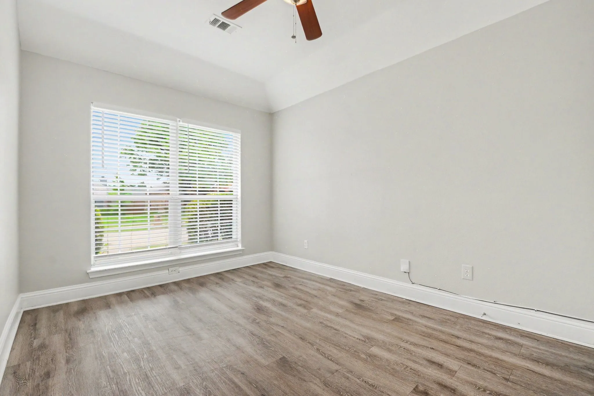 Single Family Residence For Sale in Collin County , 9901 Queens Road, Frisco, Texas 75035, 4 Bedroom, 2 Bathroom, 2 Garage spaces, 1,907 Sqft, built in 1997, mls#21287596, Real Estate Agent in Frisco, Homes For Sale in Collin county, Homes For Sale in Frisco, Realtor in Frisco Texas, Real Estate Brokerage Independent Realty Texas, Luminita Cordes Realtor