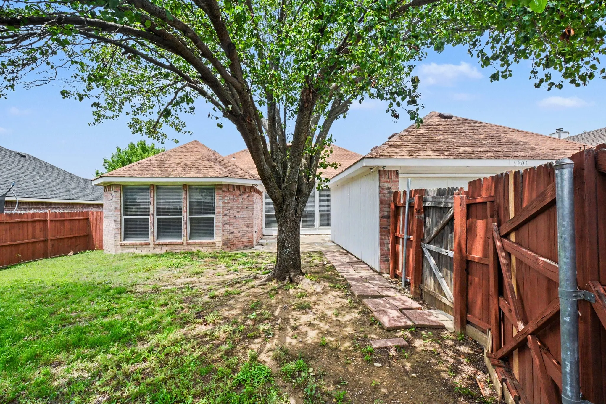 Single Family Residence For Sale in Collin County , 9901 Queens Road, Frisco, Texas 75035, 4 Bedroom, 2 Bathroom, 2 Garage spaces, 1,907 Sqft, built in 1997, mls#21287596, Real Estate Agent in Frisco, Homes For Sale in Collin county, Homes For Sale in Frisco, Realtor in Frisco Texas, Real Estate Brokerage Independent Realty Texas, Luminita Cordes Realtor