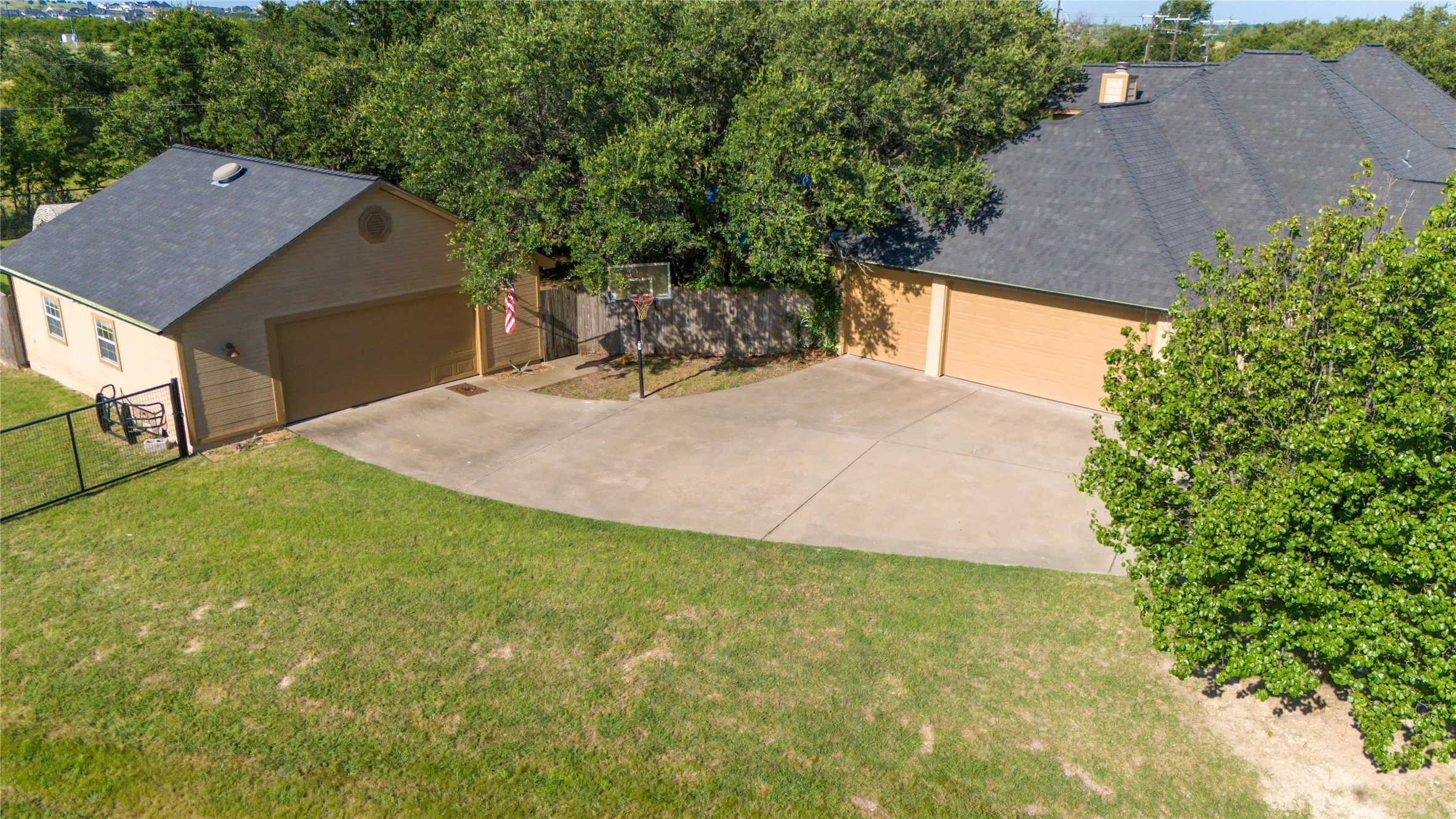Single Family Residence For Sale in Parker County , 182 Lakeview Drive, Aledo, Texas 76008, 5 Bedroom, 4 Bathroom, 5 Garage spaces, 3,500 Sqft, built in 1999, mls#21287664, Real Estate Agent in Aledo, Homes For Sale in Parker county, Homes For Sale in Aledo, Realtor in Aledo Texas, Real Estate Brokerage Independent Realty Texas, Luminita Cordes Realtor