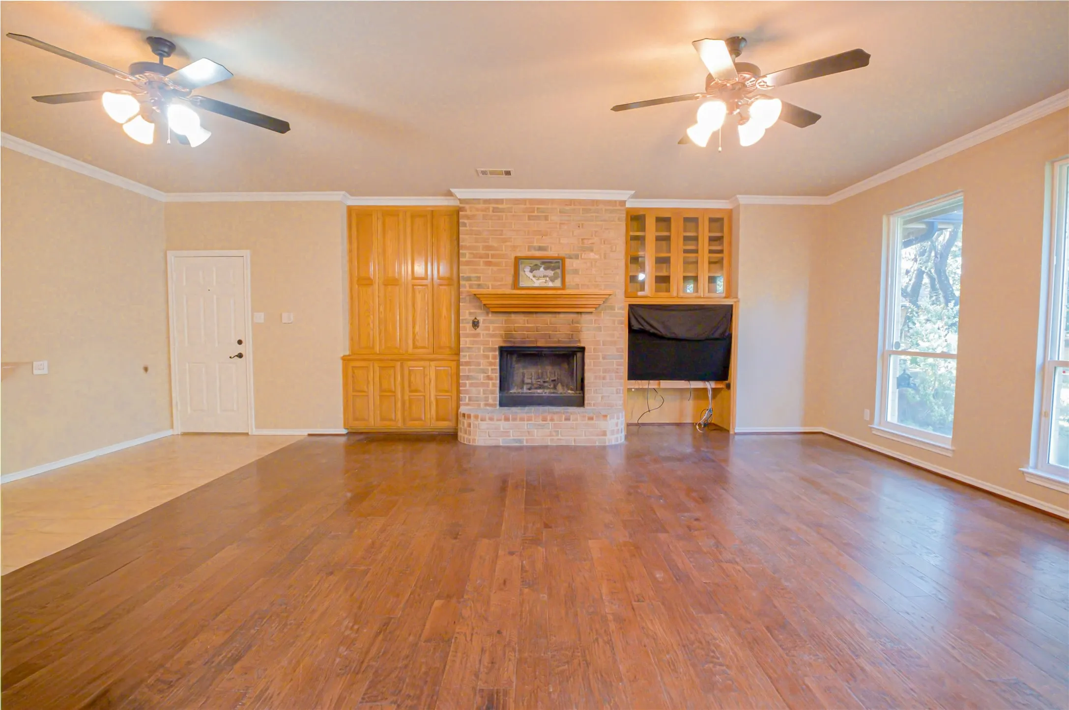 Single Family Residence For Sale in Parker County , 182 Lakeview Drive, Aledo, Texas 76008, 5 Bedroom, 4 Bathroom, 5 Garage spaces, 3,500 Sqft, built in 1999, mls#21287664, Real Estate Agent in Aledo, Homes For Sale in Parker county, Homes For Sale in Aledo, Realtor in Aledo Texas, Real Estate Brokerage Independent Realty Texas, Luminita Cordes Realtor