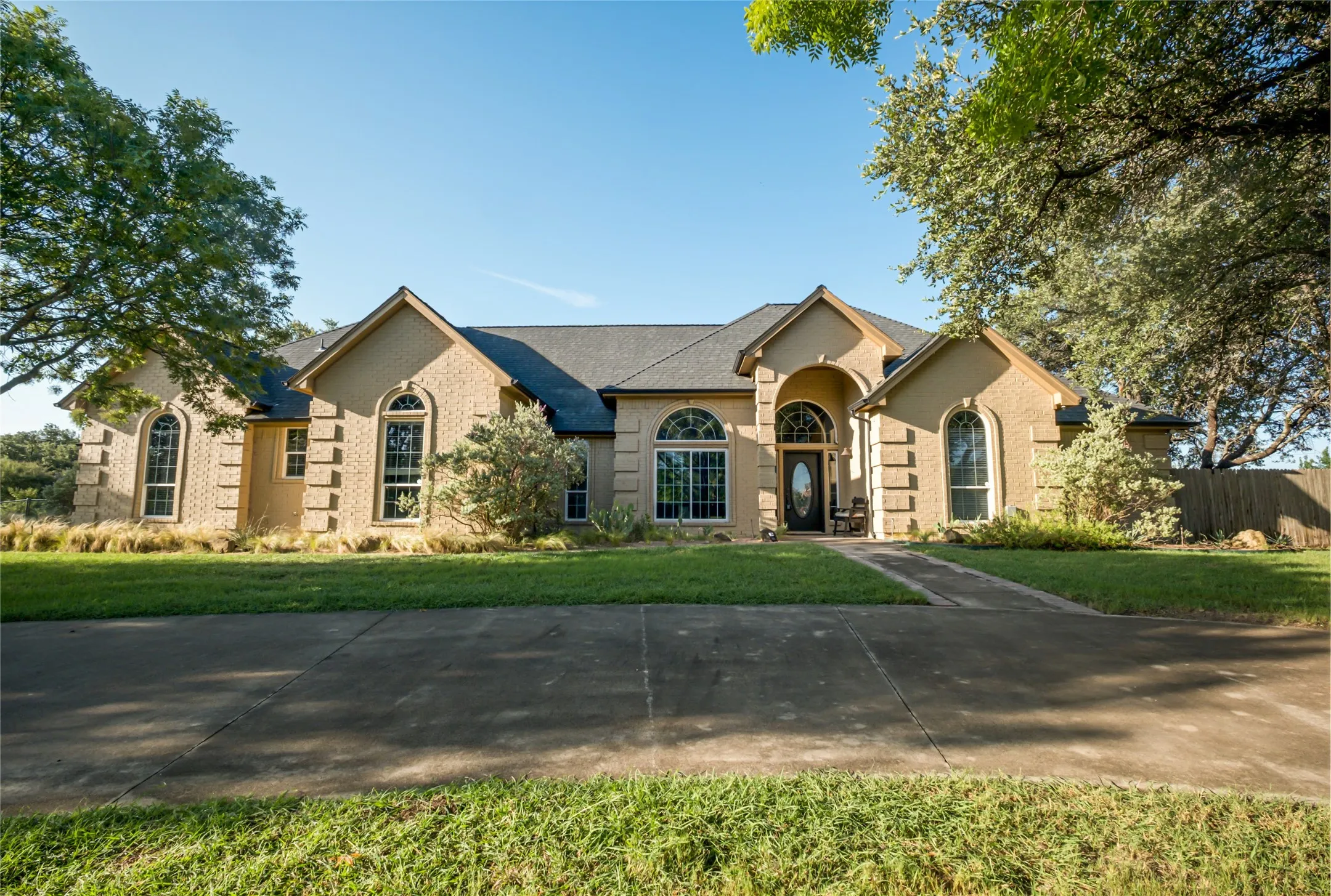 Single Family Residence For Sale in Parker County , 182 Lakeview Drive, Aledo, Texas 76008, 5 Bedroom, 4 Bathroom, 5 Garage spaces, 3,500 Sqft, built in 1999, mls#21287664, Real Estate Agent in Aledo, Homes For Sale in Parker county, Homes For Sale in Aledo, Realtor in Aledo Texas, Real Estate Brokerage Independent Realty Texas, Luminita Cordes Realtor