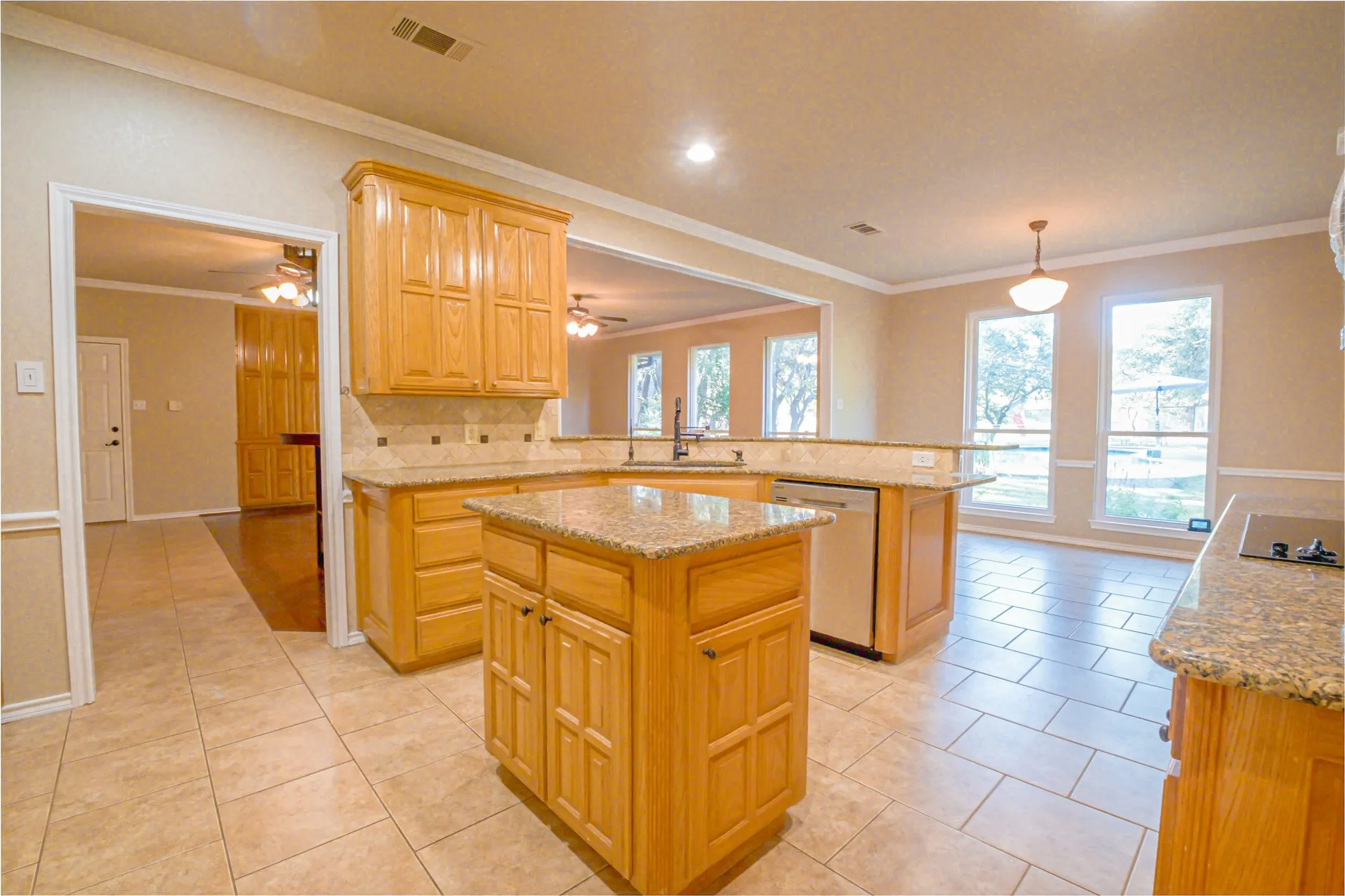Single Family Residence For Sale in Parker County , 182 Lakeview Drive, Aledo, Texas 76008, 5 Bedroom, 4 Bathroom, 5 Garage spaces, 3,500 Sqft, built in 1999, mls#21287664, Real Estate Agent in Aledo, Homes For Sale in Parker county, Homes For Sale in Aledo, Realtor in Aledo Texas, Real Estate Brokerage Independent Realty Texas, Luminita Cordes Realtor