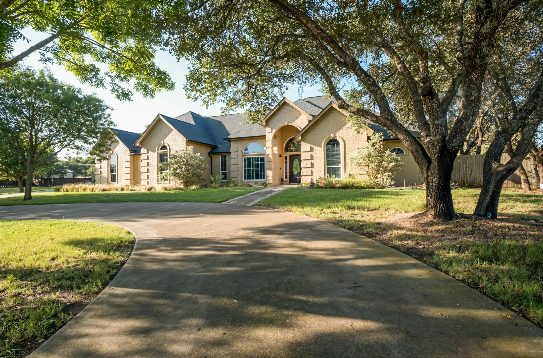 Single Family Residence For Sale in Parker County , 182 Lakeview Drive, Aledo, Texas 76008, 5 Bedroom, 4 Bathroom, 5 Garage spaces, 3,500 Sqft, built in 1999, mls#21287664, Real Estate Agent in Aledo, Homes For Sale in Parker county, Homes For Sale in Aledo, Realtor in Aledo Texas, Real Estate Brokerage Independent Realty Texas, Luminita Cordes Realtor