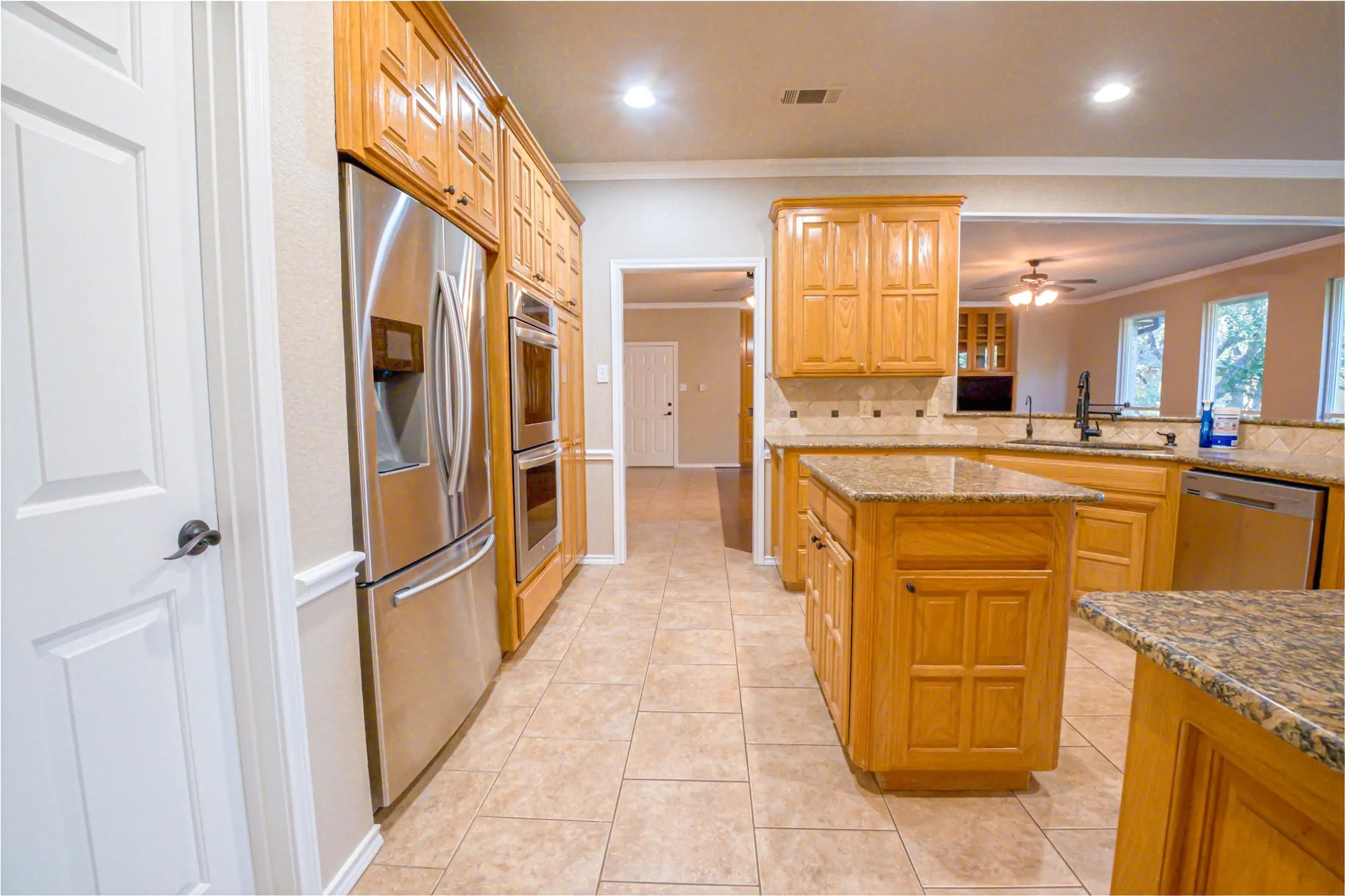Single Family Residence For Sale in Parker County , 182 Lakeview Drive, Aledo, Texas 76008, 5 Bedroom, 4 Bathroom, 5 Garage spaces, 3,500 Sqft, built in 1999, mls#21287664, Real Estate Agent in Aledo, Homes For Sale in Parker county, Homes For Sale in Aledo, Realtor in Aledo Texas, Real Estate Brokerage Independent Realty Texas, Luminita Cordes Realtor