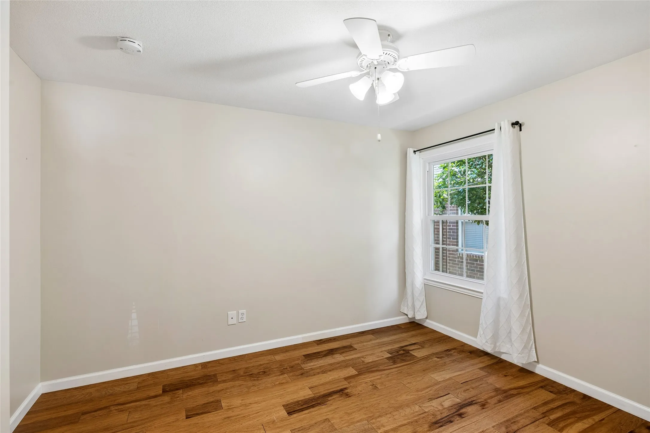 Single Family Residence For Sale in Tarrant County , 3516 Stone Creek Court, Fort Worth, Texas 76137, 3 Bedroom, 2 Bathroom, 2 Garage spaces, 2,004 Sqft, built in 1995, mls#21287487, Real Estate Agent in Fort Worth, Homes For Sale in Tarrant county, Homes For Sale in Fort Worth, Realtor in Fort Worth Texas, Real Estate Brokerage Independent Realty Texas, Luminita Cordes Realtor