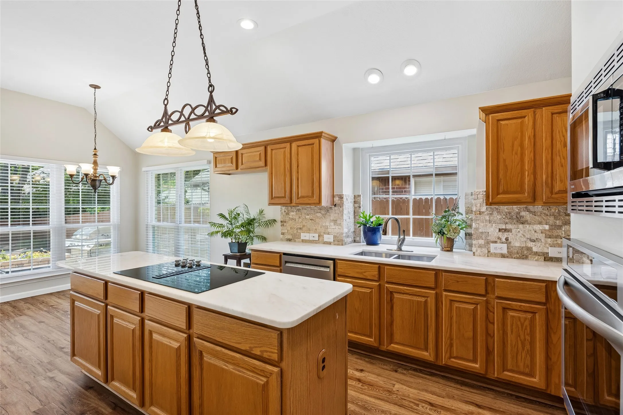 Single Family Residence For Sale in Tarrant County , 3516 Stone Creek Court, Fort Worth, Texas 76137, 3 Bedroom, 2 Bathroom, 2 Garage spaces, 2,004 Sqft, built in 1995, mls#21287487, Real Estate Agent in Fort Worth, Homes For Sale in Tarrant county, Homes For Sale in Fort Worth, Realtor in Fort Worth Texas, Real Estate Brokerage Independent Realty Texas, Luminita Cordes Realtor