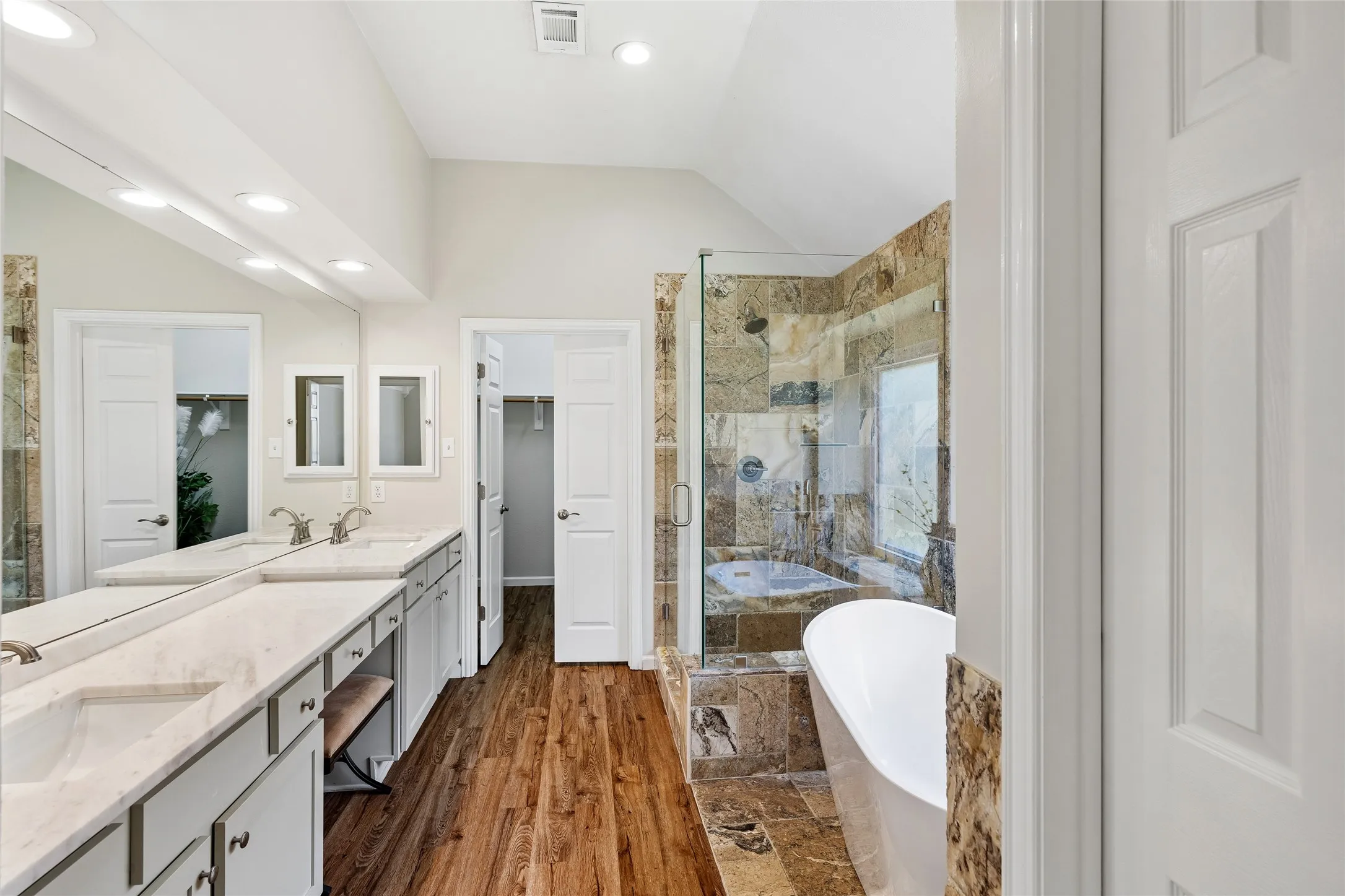 Single Family Residence For Sale in Tarrant County , 3516 Stone Creek Court, Fort Worth, Texas 76137, 3 Bedroom, 2 Bathroom, 2 Garage spaces, 2,004 Sqft, built in 1995, mls#21287487, Real Estate Agent in Fort Worth, Homes For Sale in Tarrant county, Homes For Sale in Fort Worth, Realtor in Fort Worth Texas, Real Estate Brokerage Independent Realty Texas, Luminita Cordes Realtor